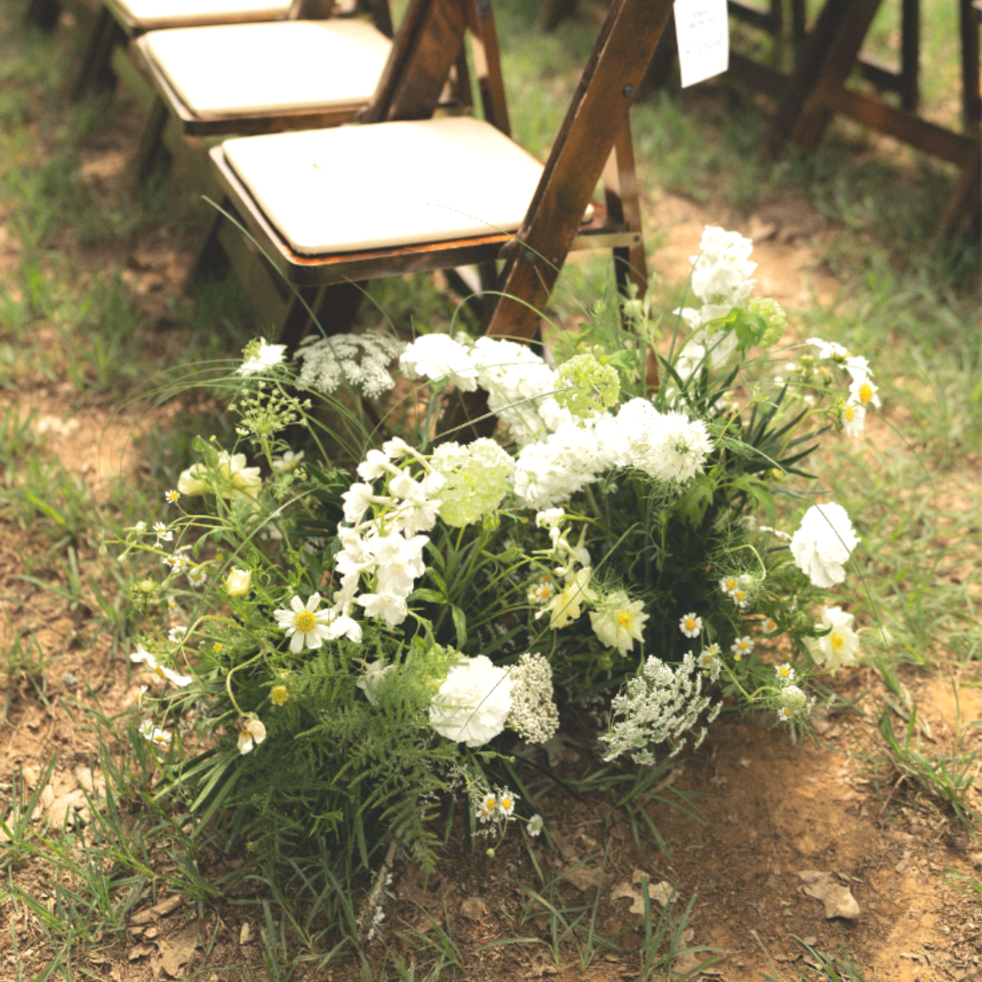 The Essential (Standard)
The Vibe: Airy, delicate, and charming.

Description: A budget-conscious way to
