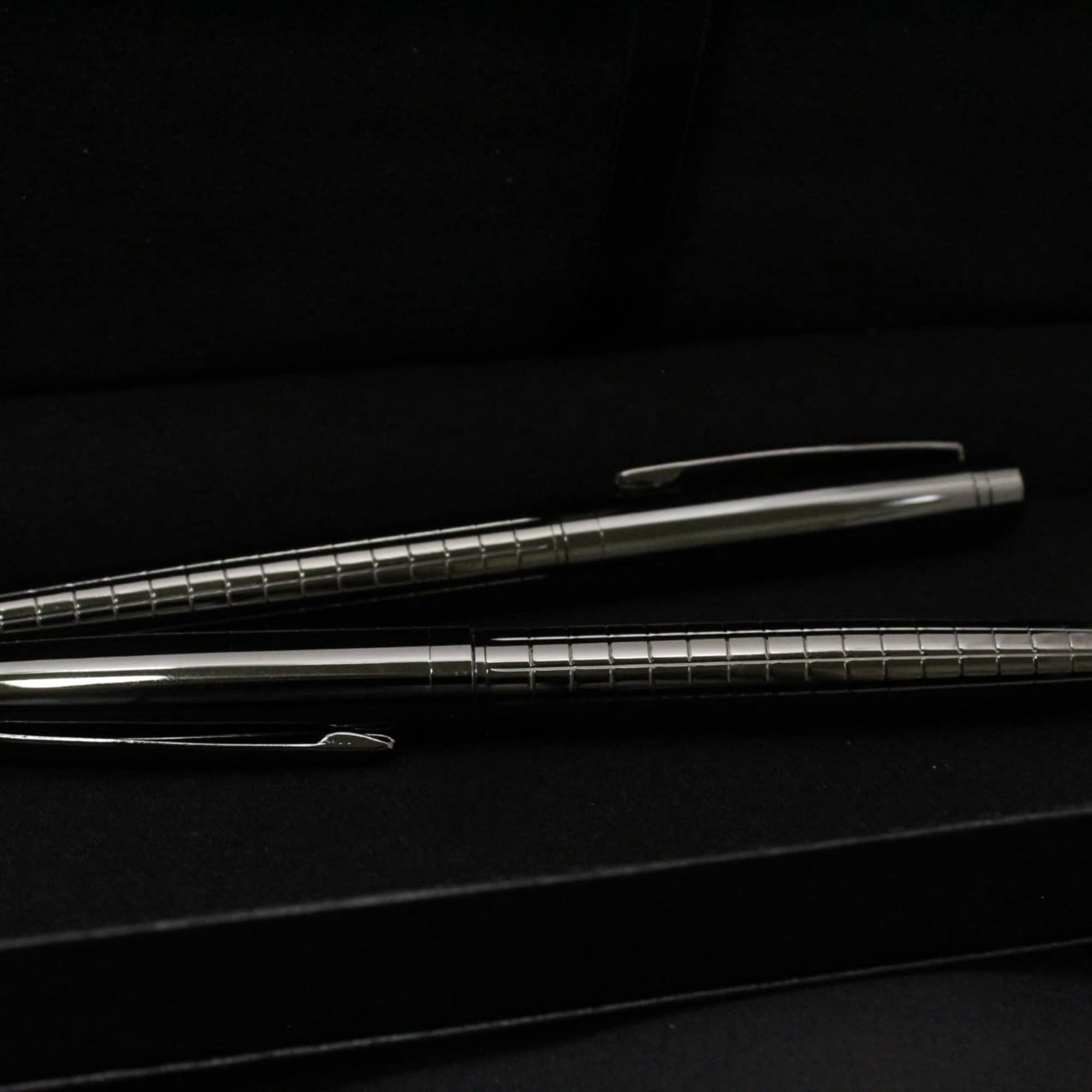 Sleek metallic pens presented in a black case make this gift-ready pen