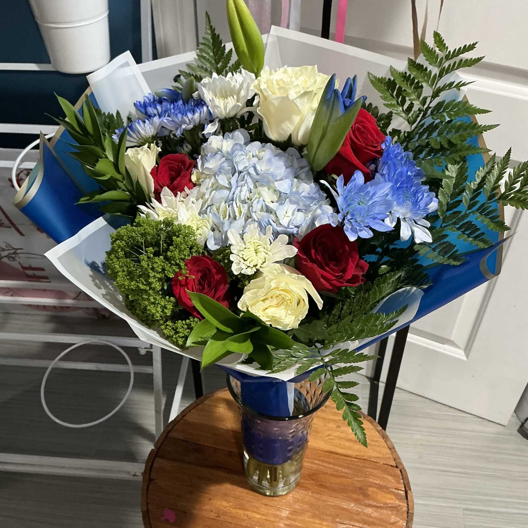 4th July bouquet 


Not vase included 