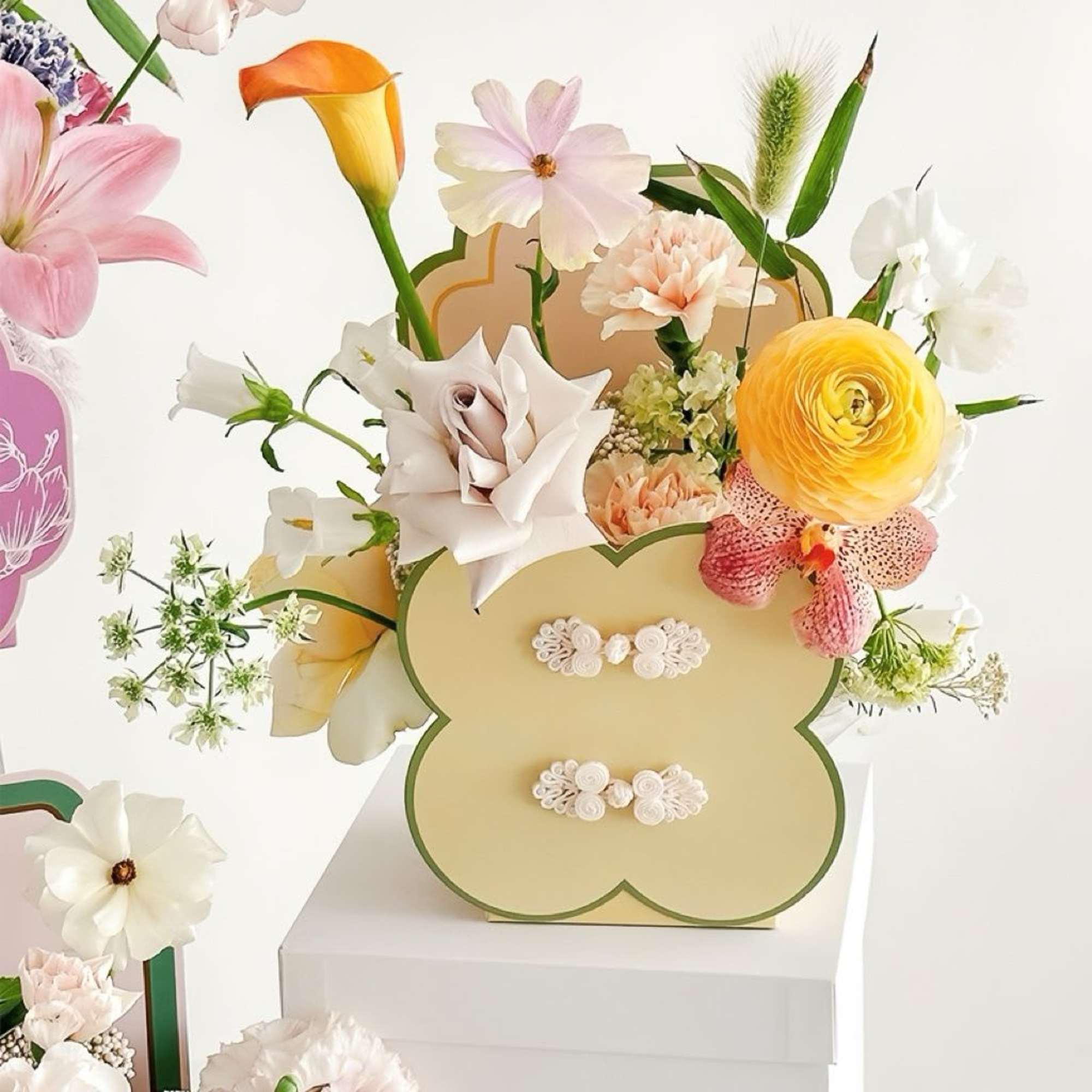 Mixed bouquet in a clover-shaped box with pastel flowers