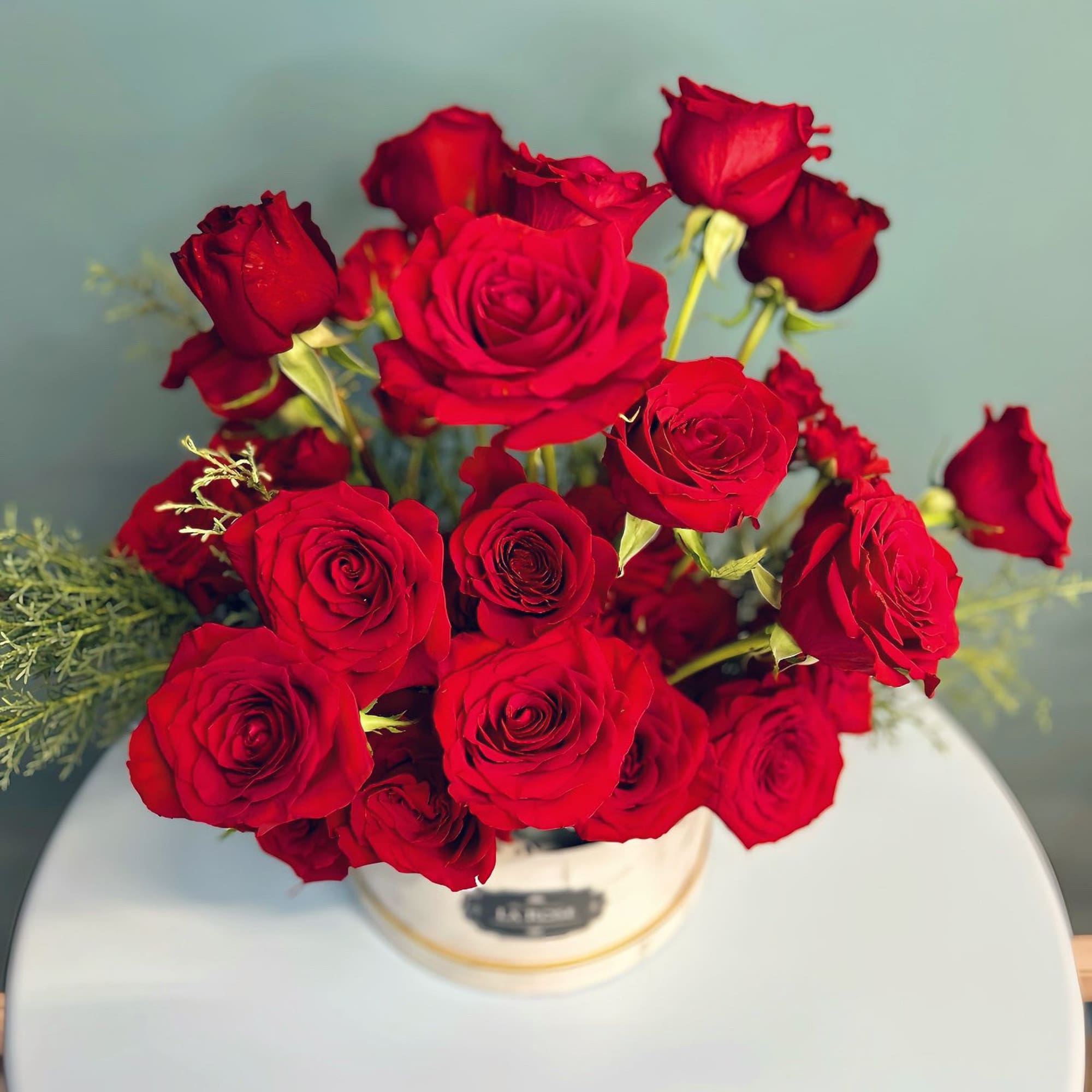 Bouquet of red roses in a white hatbox