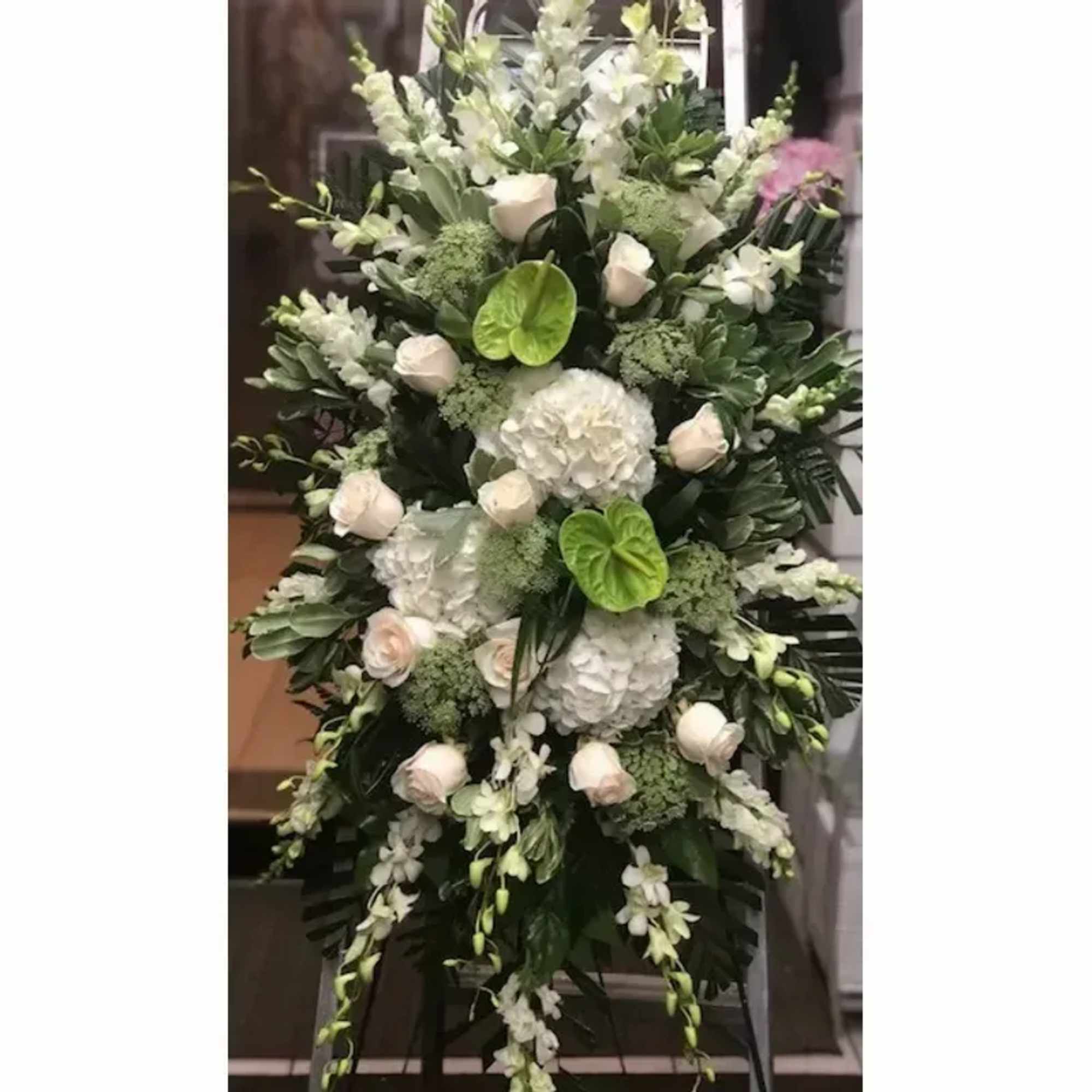 STANDING SPRAY WITH TROPICAL WHITE FLOWERS
