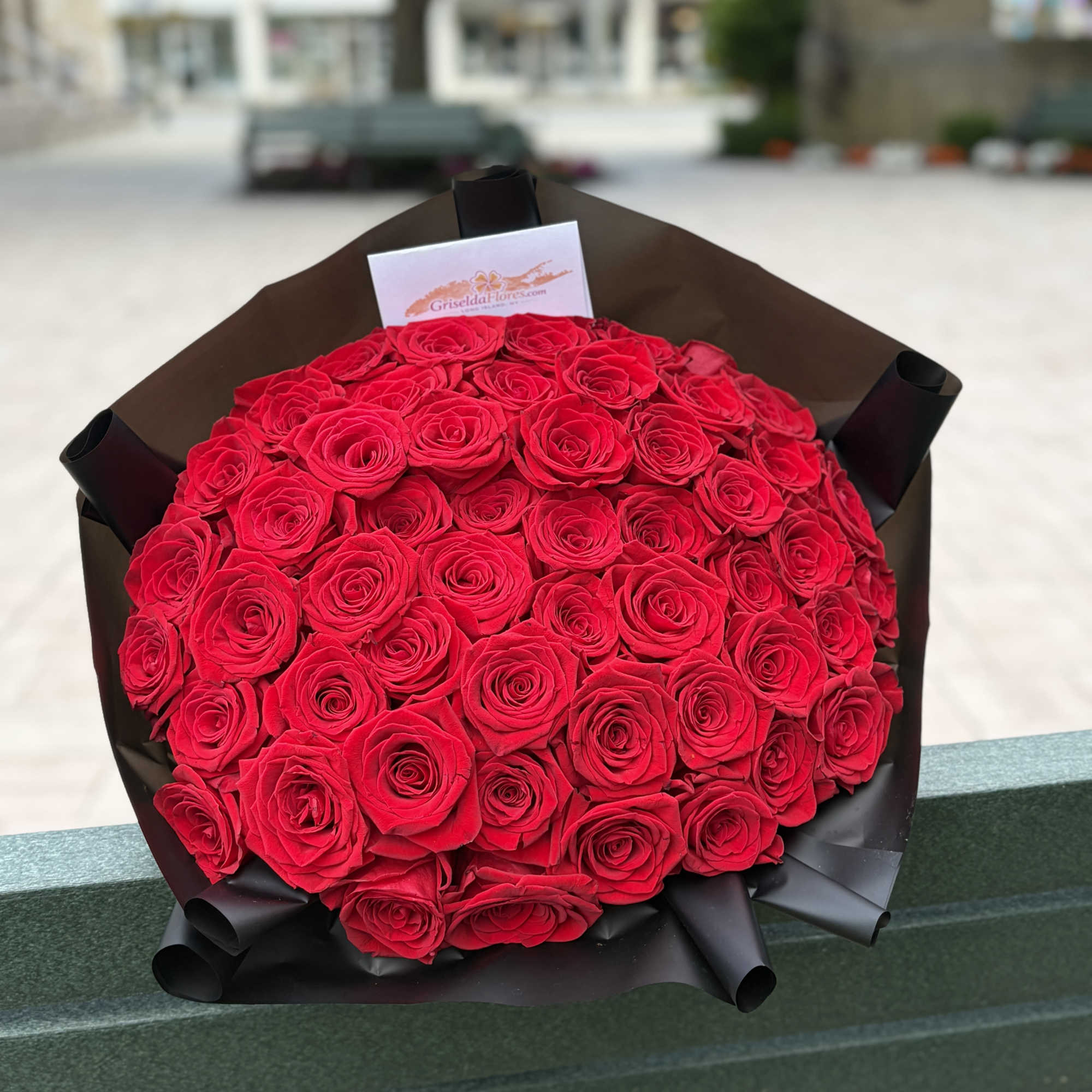 Ramo con 50 rosas con tallos de 60 a 70 centimetros de