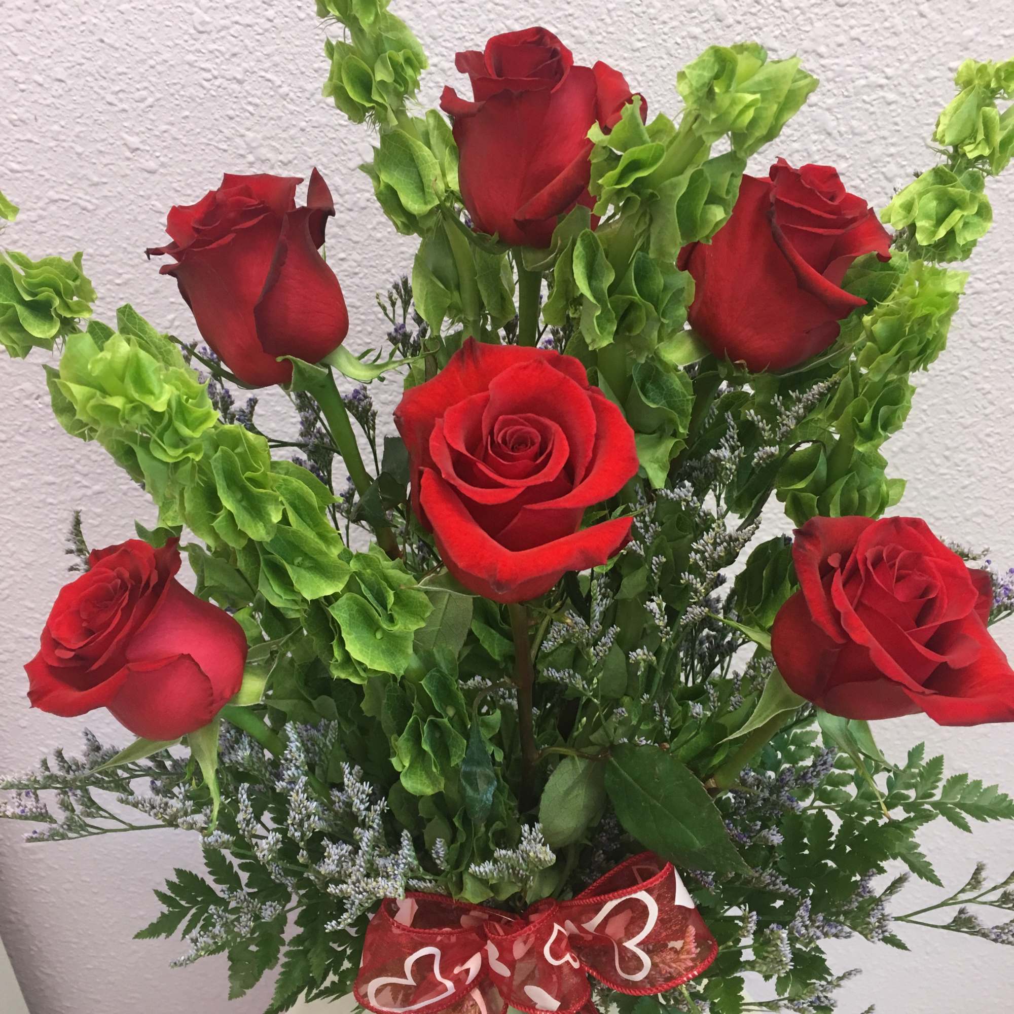 Treat your sweetheart on Valentine's Day with this elegant, simple half-dozen vase