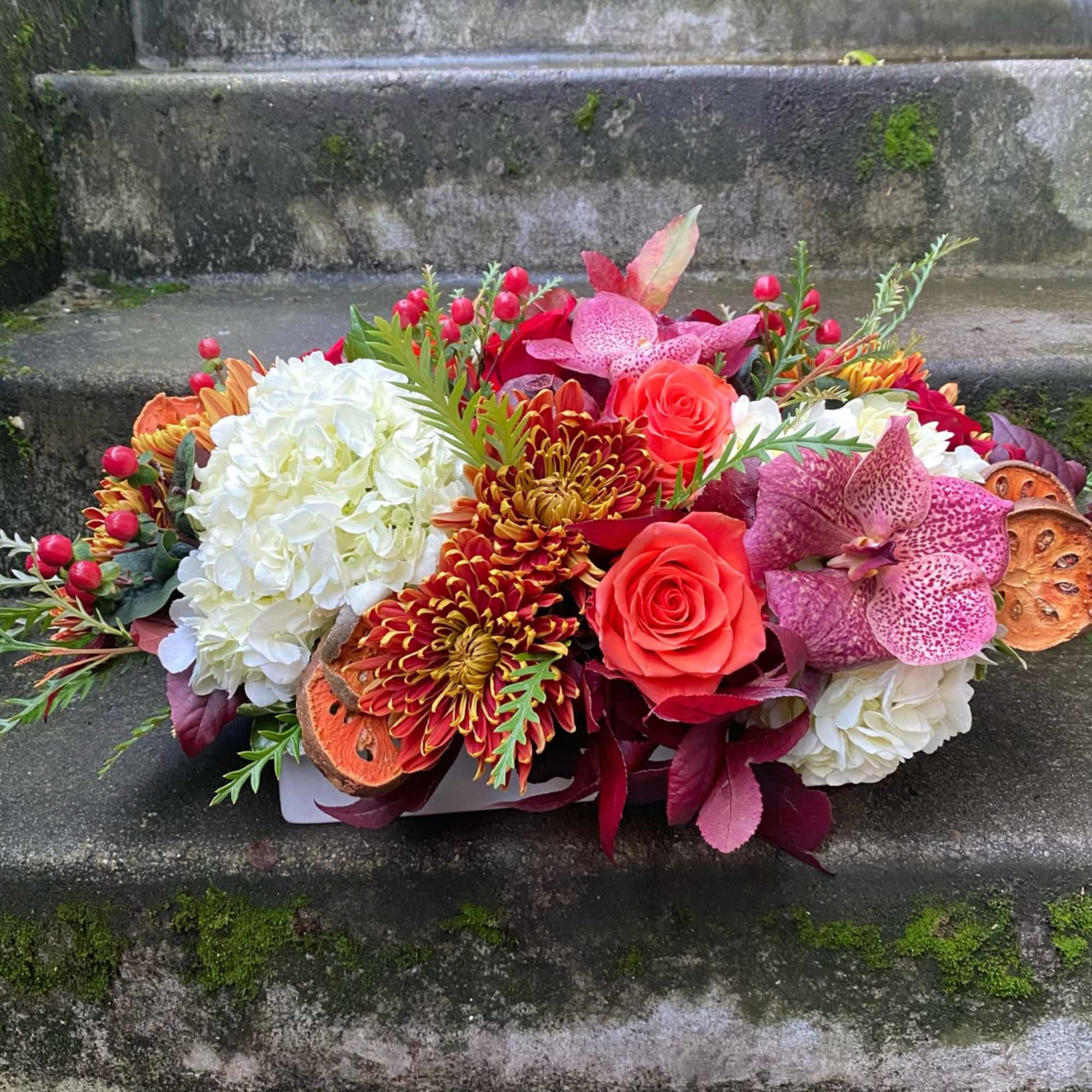 Fresh flowers are the secret to a well-dressed and welcoming table. Studies