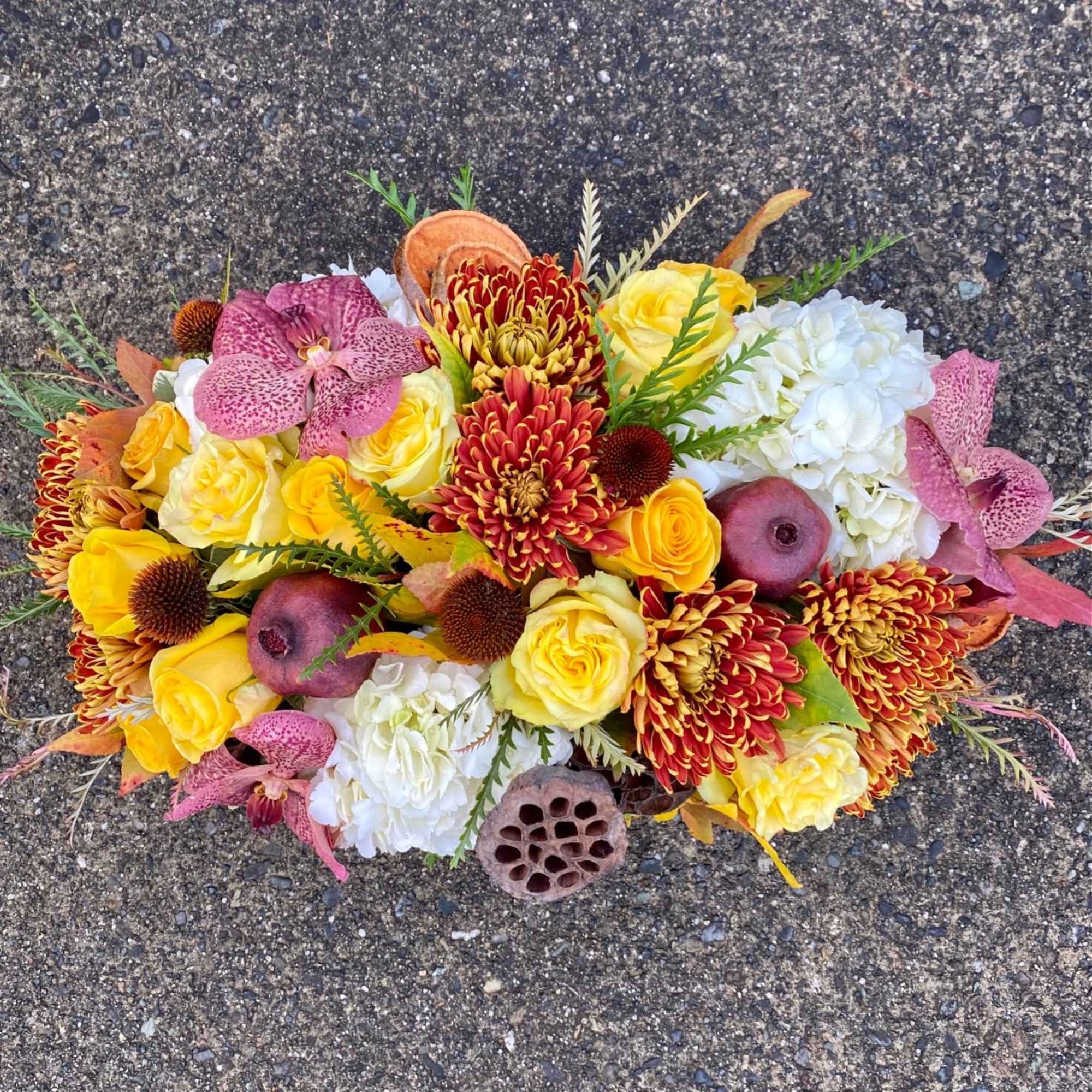 Fresh flowers are the secret to a well-dressed and welcoming table. Studies