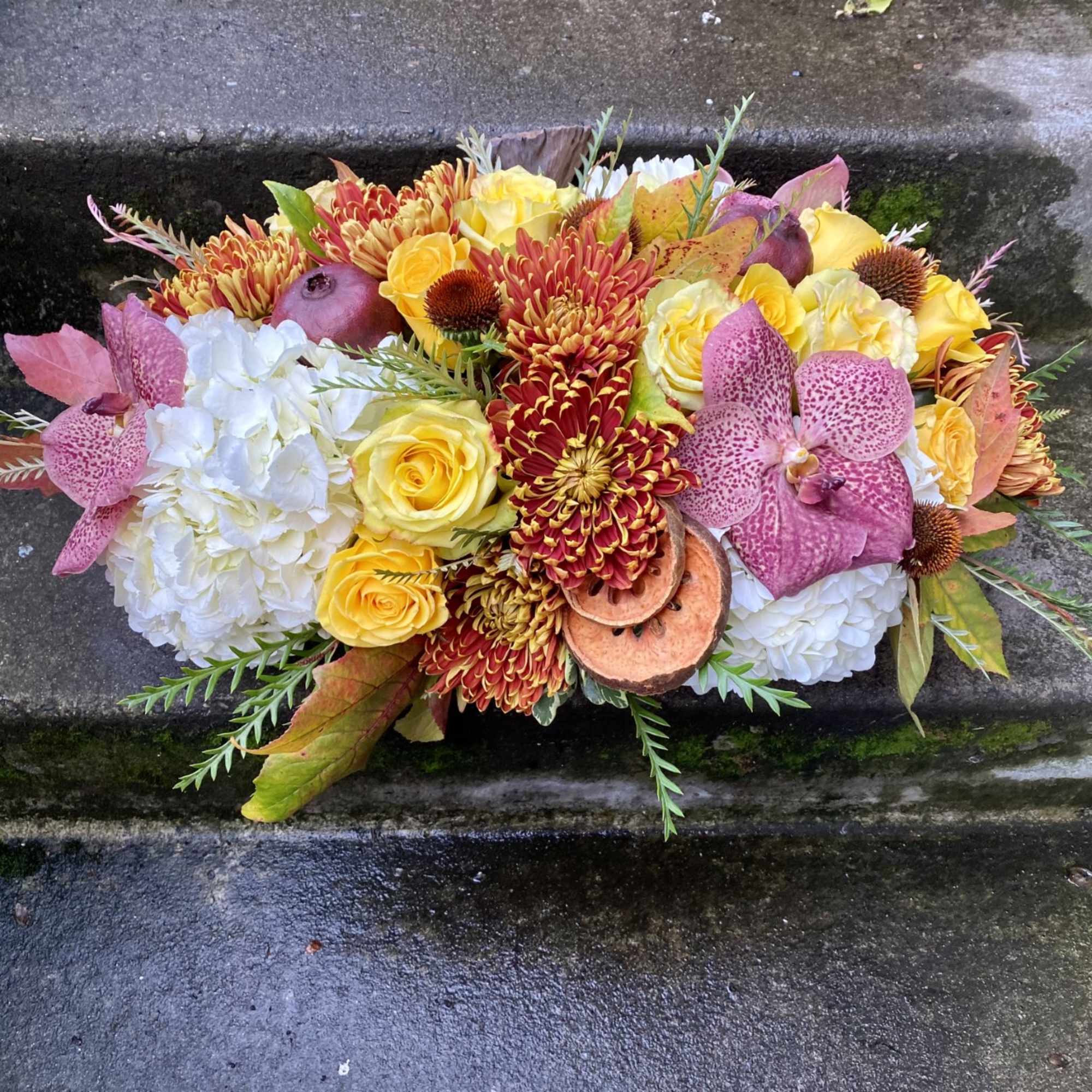 Fresh flowers are the secret to a well-dressed and welcoming table. Studies