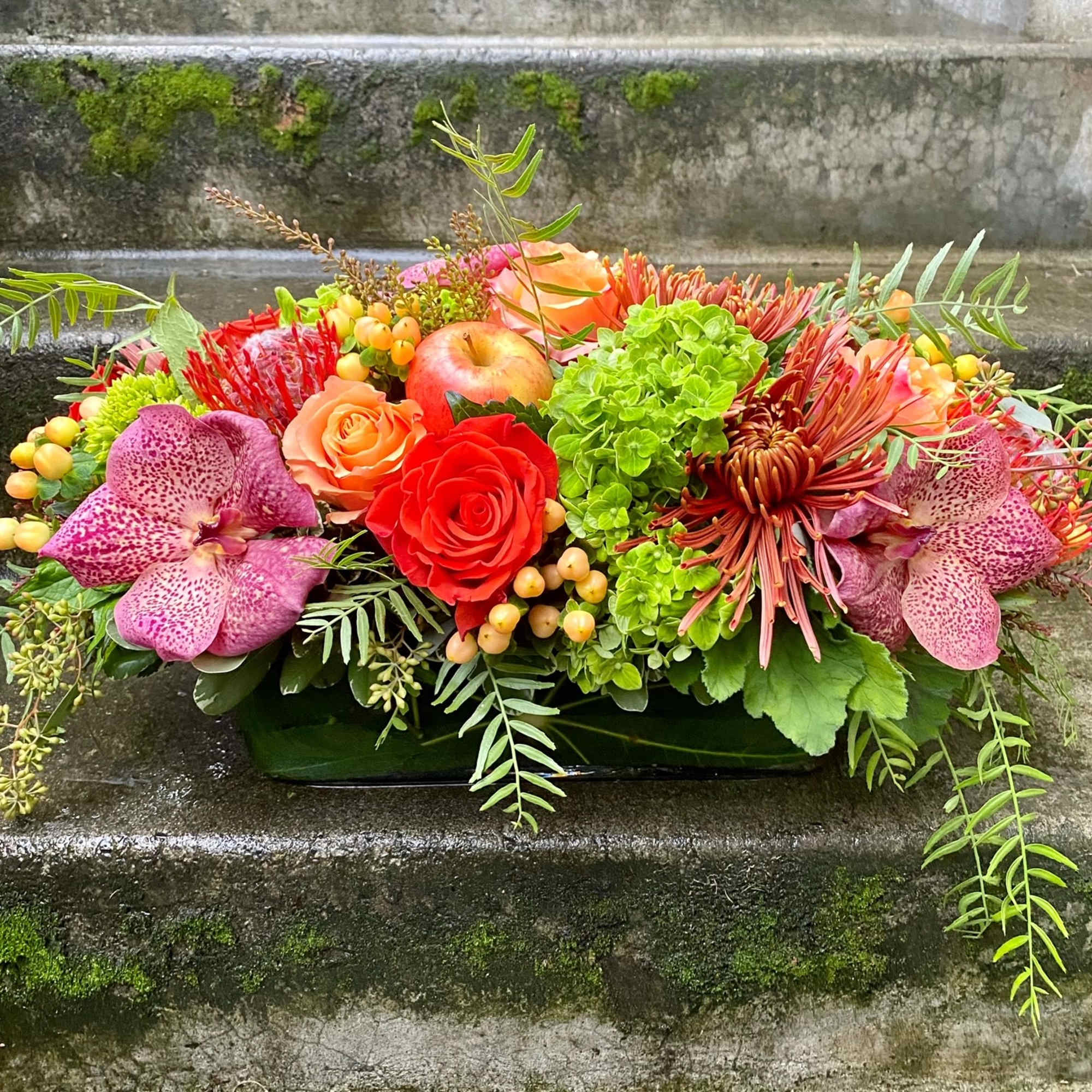 Fresh flowers are the secret to a well-dressed and welcoming table. Studies