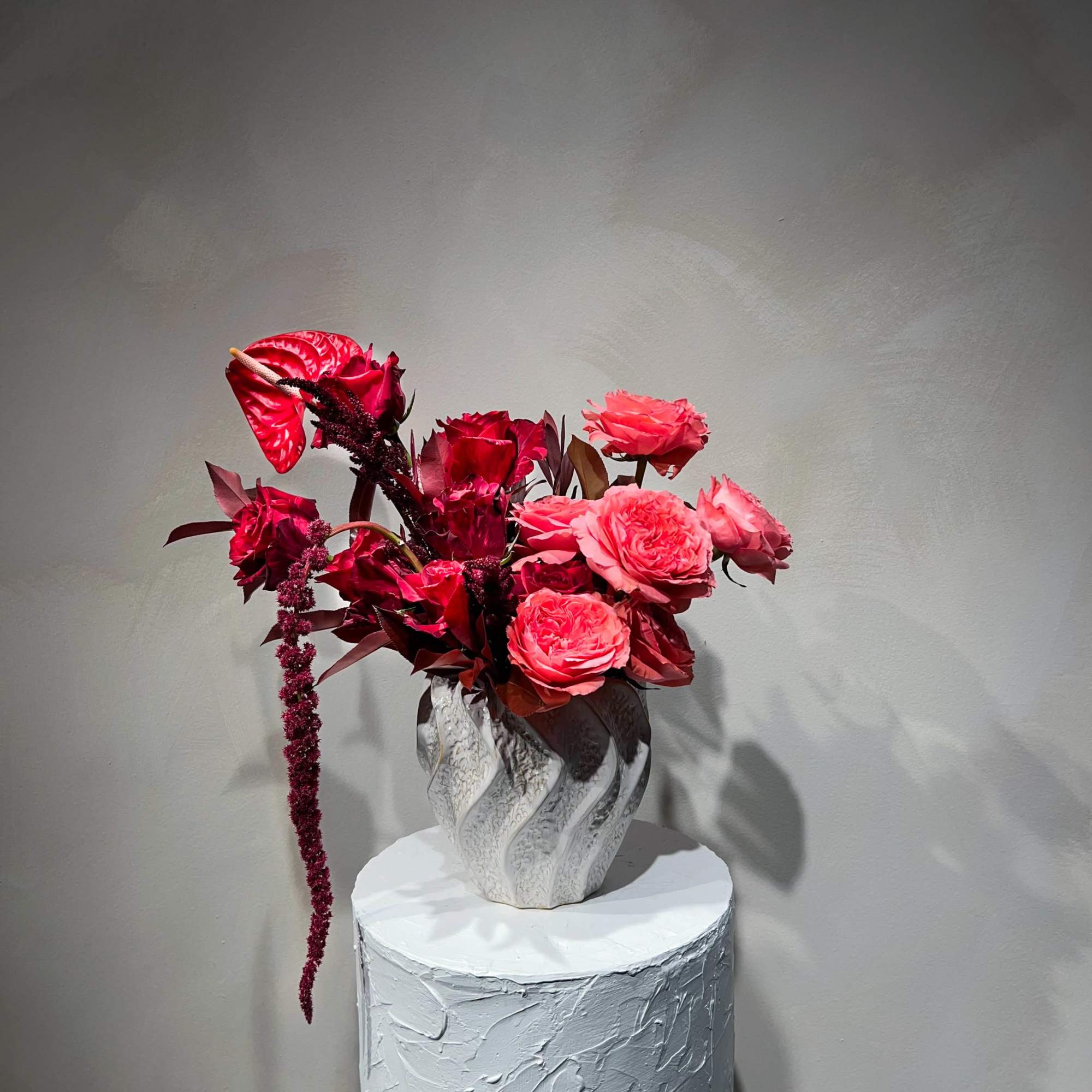 Our Monochromatic Arrangement works per color palette. With your choice of color