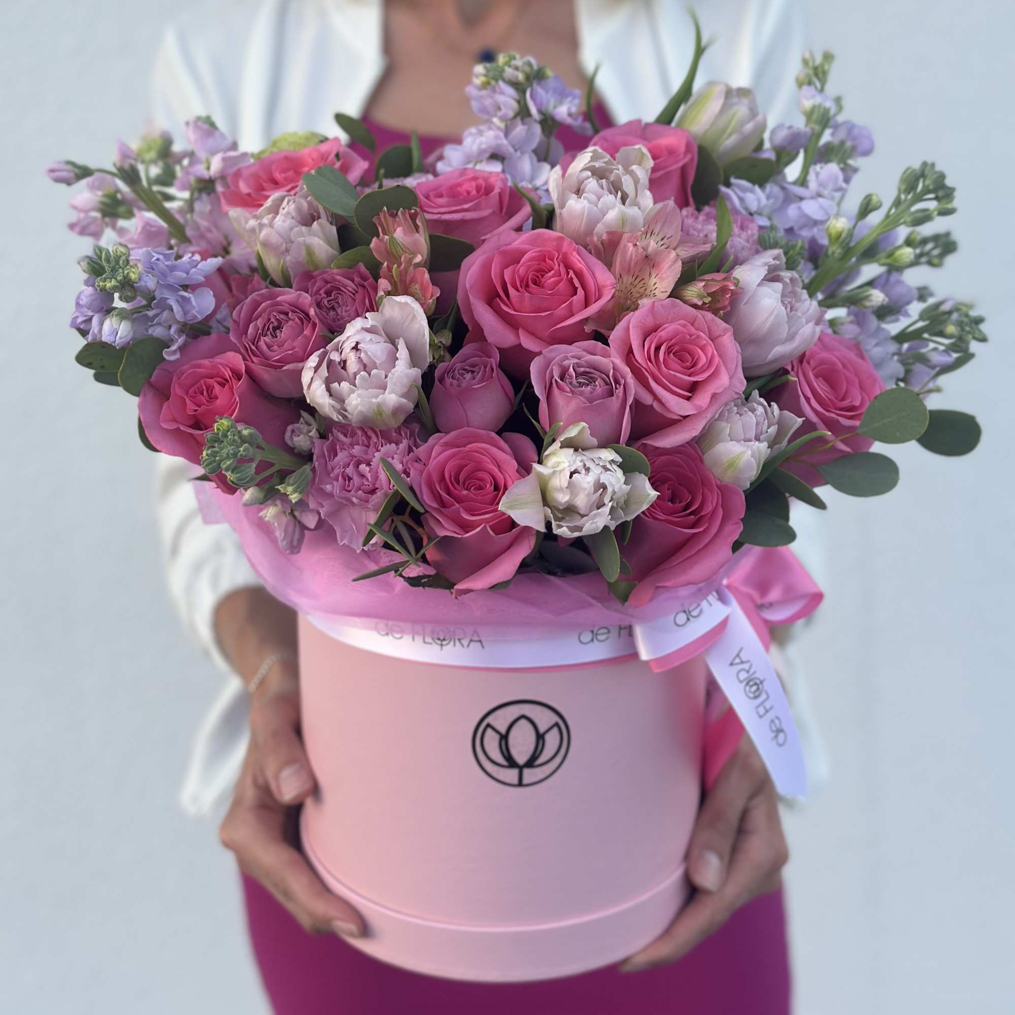 Pink rose bouquet in a round pink box