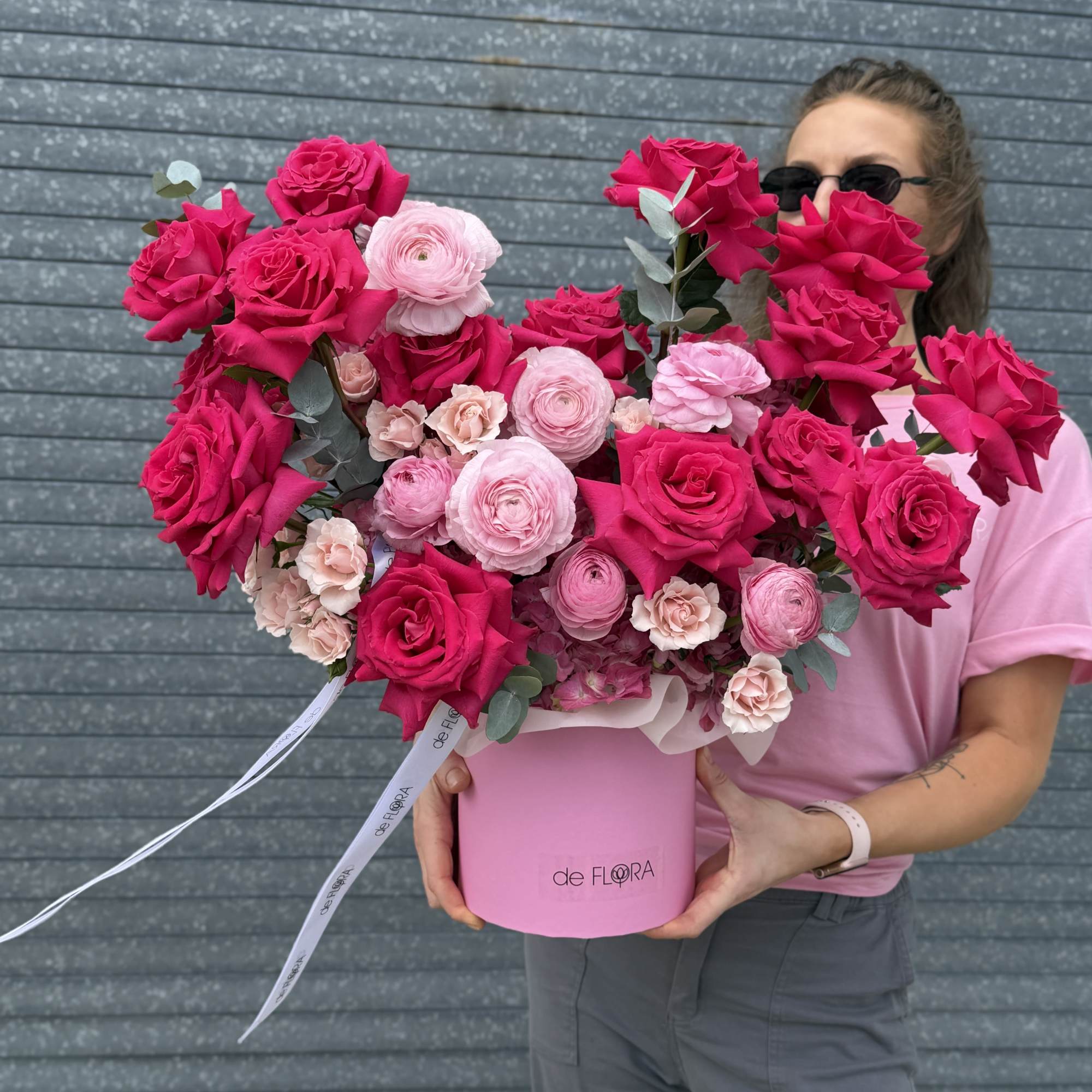 Large pink rose bouquet in a pink hat box