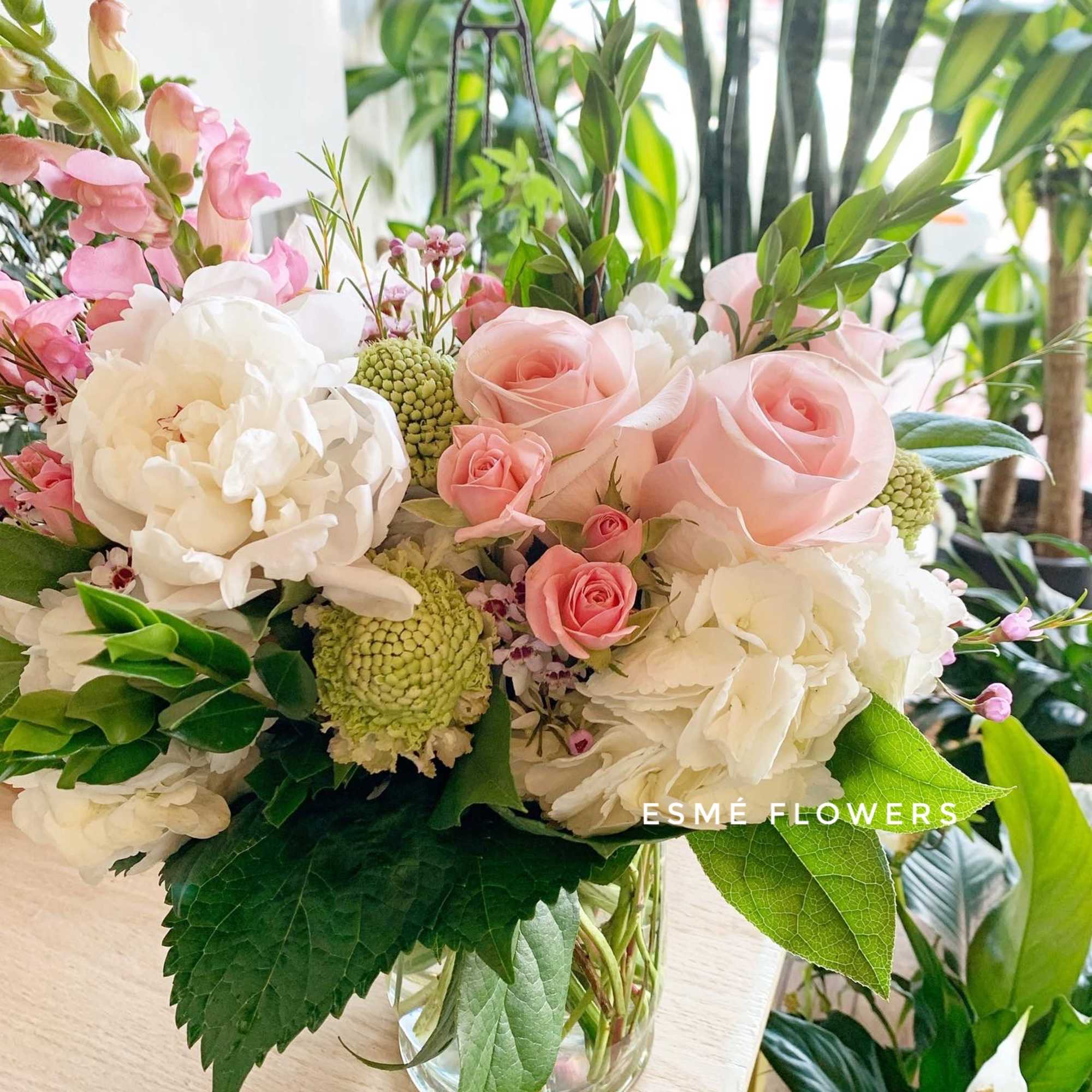 Pink and white bouquet in a clear glass vase, photo 2 of 3