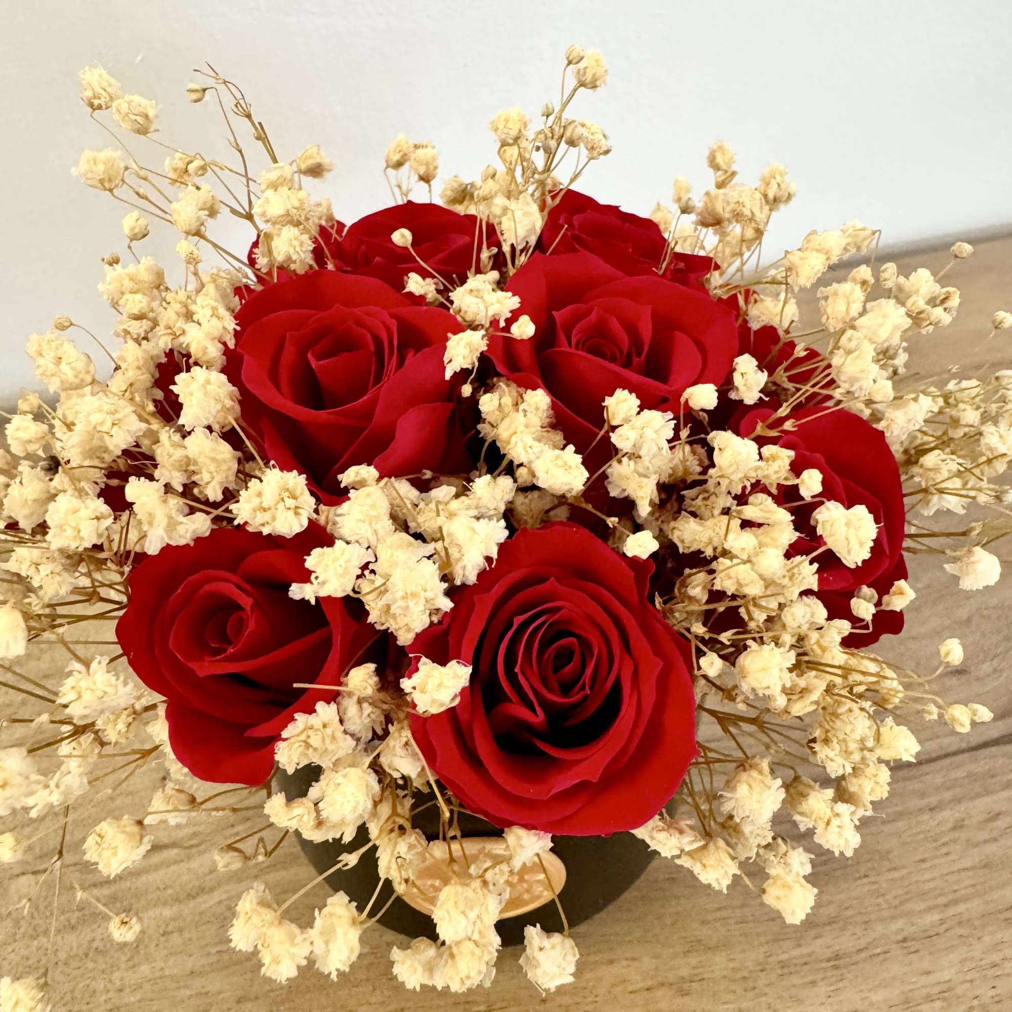 A timeless symbol of love and elegance, Eternelle Rouge Amour Mini features