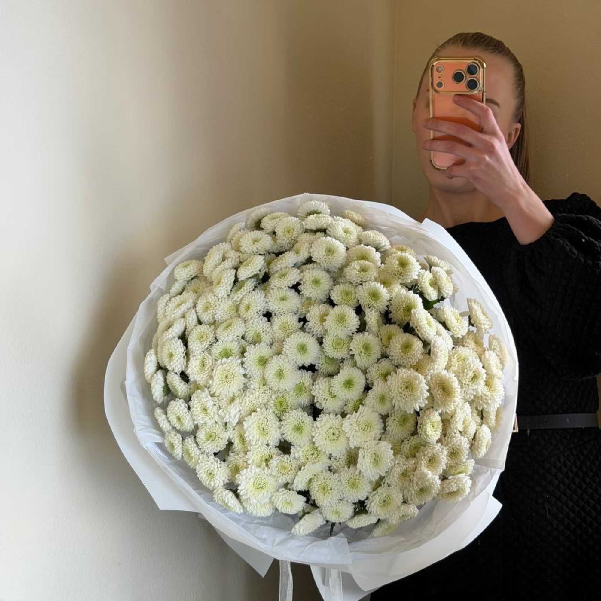
The Momoko Silence bouquet is a reflection of purity, softness, and quiet