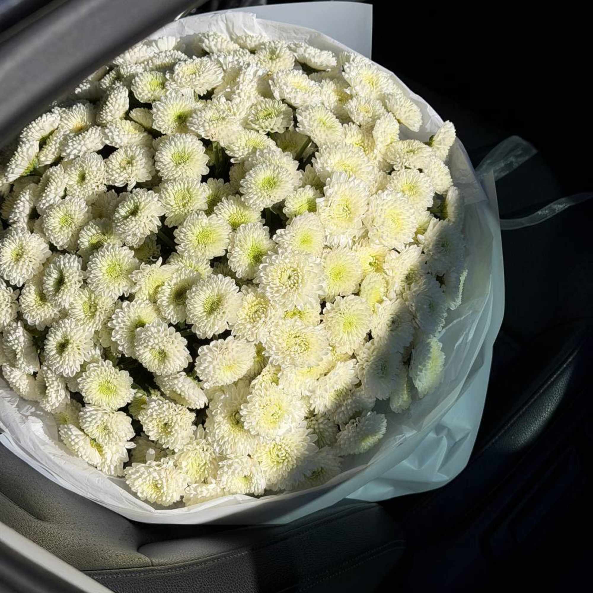 
The Momoko Silence bouquet is a reflection of purity, softness, and quiet