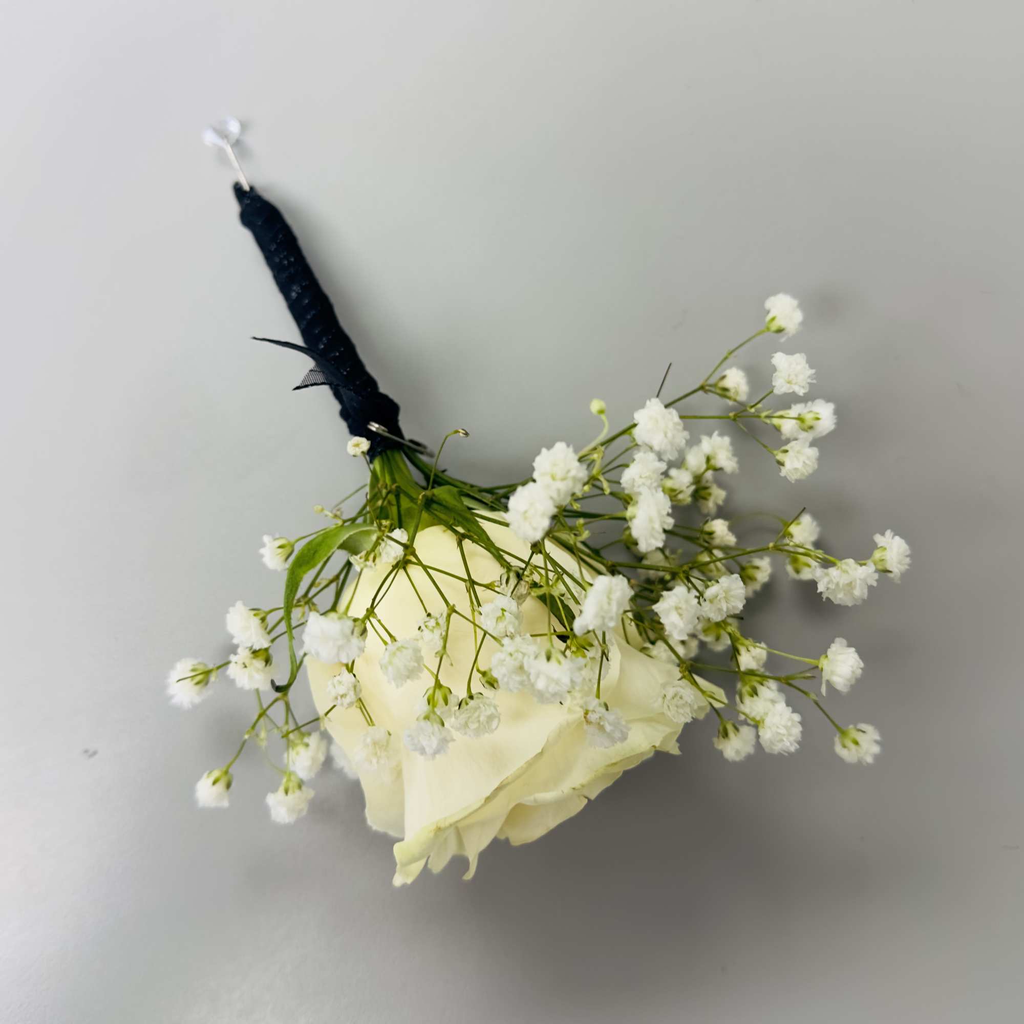 A single white rose takes center stage in this refined white rose