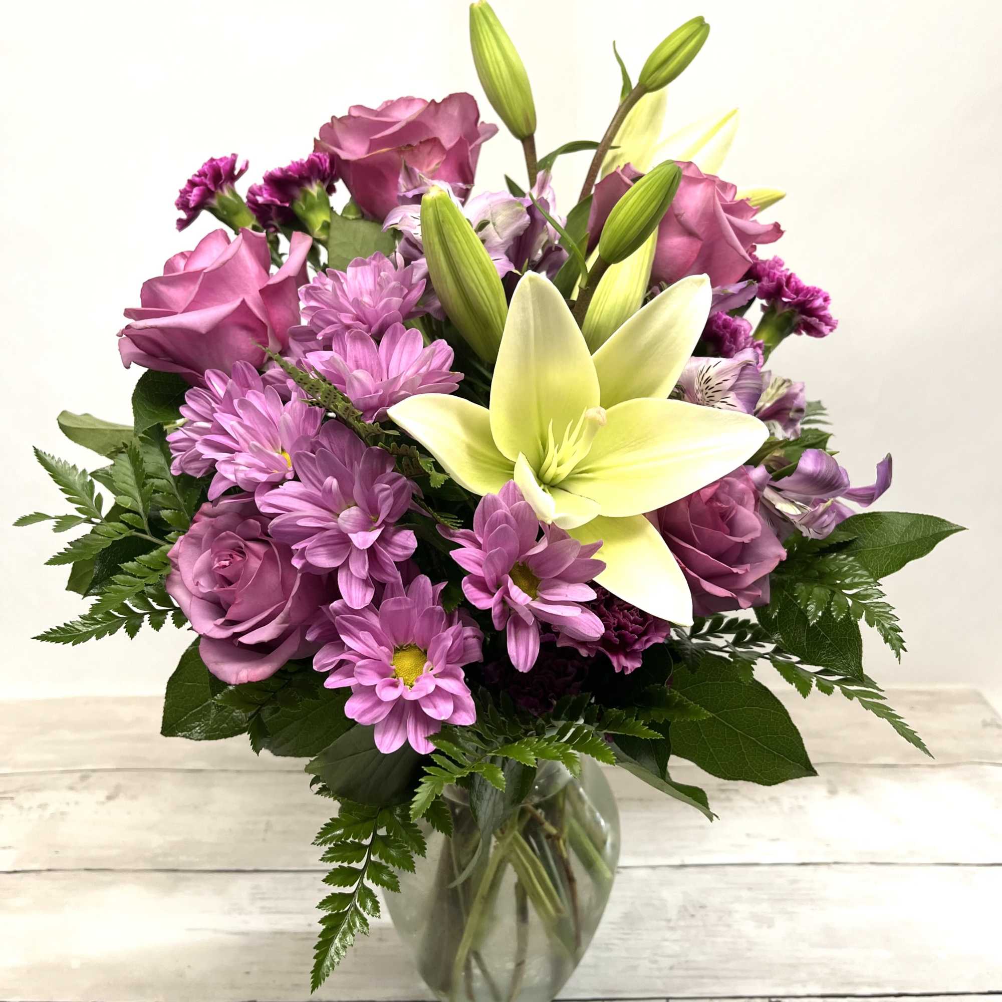 Pink roses and lilies in a glass vase