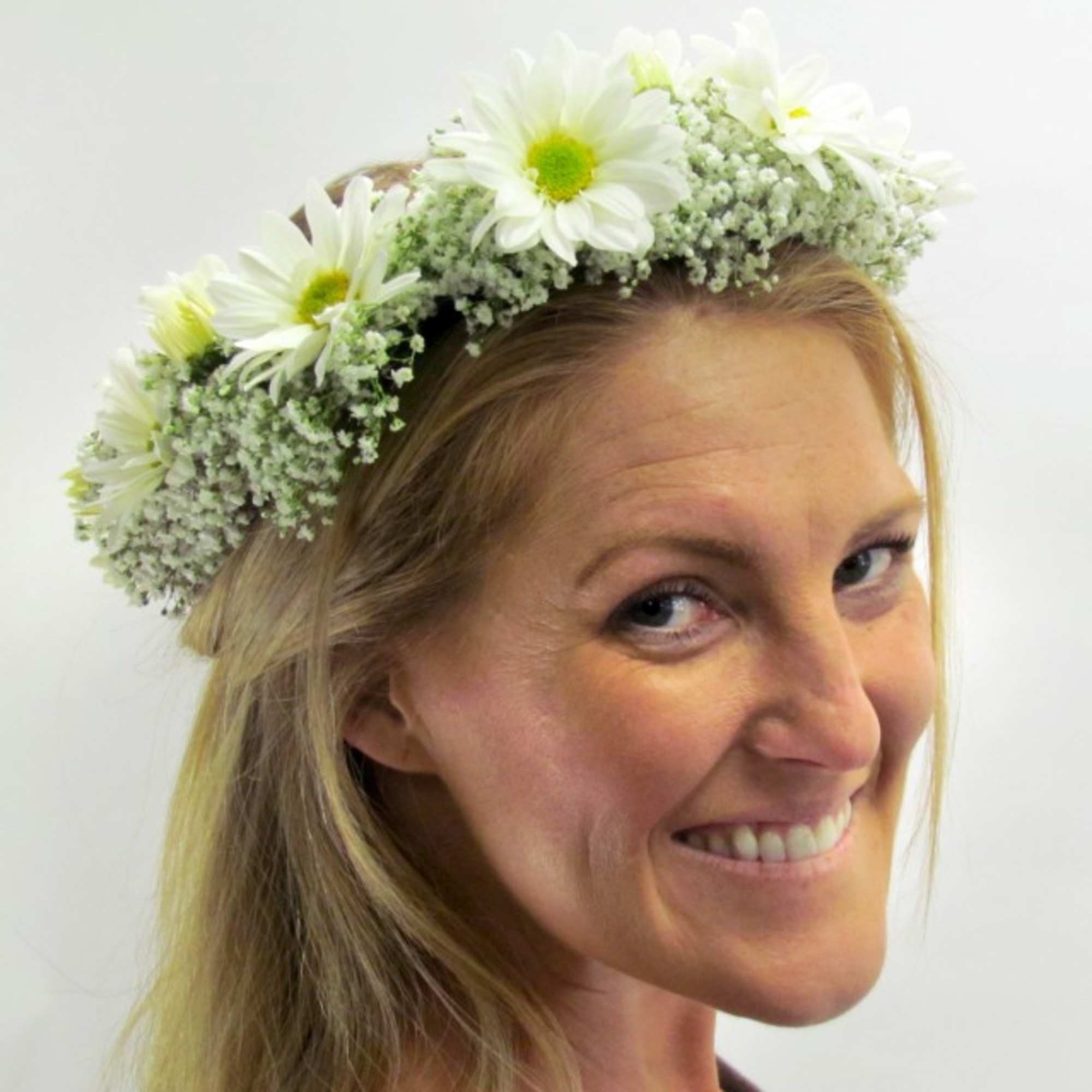 Woman wearing a white daisy flower crown