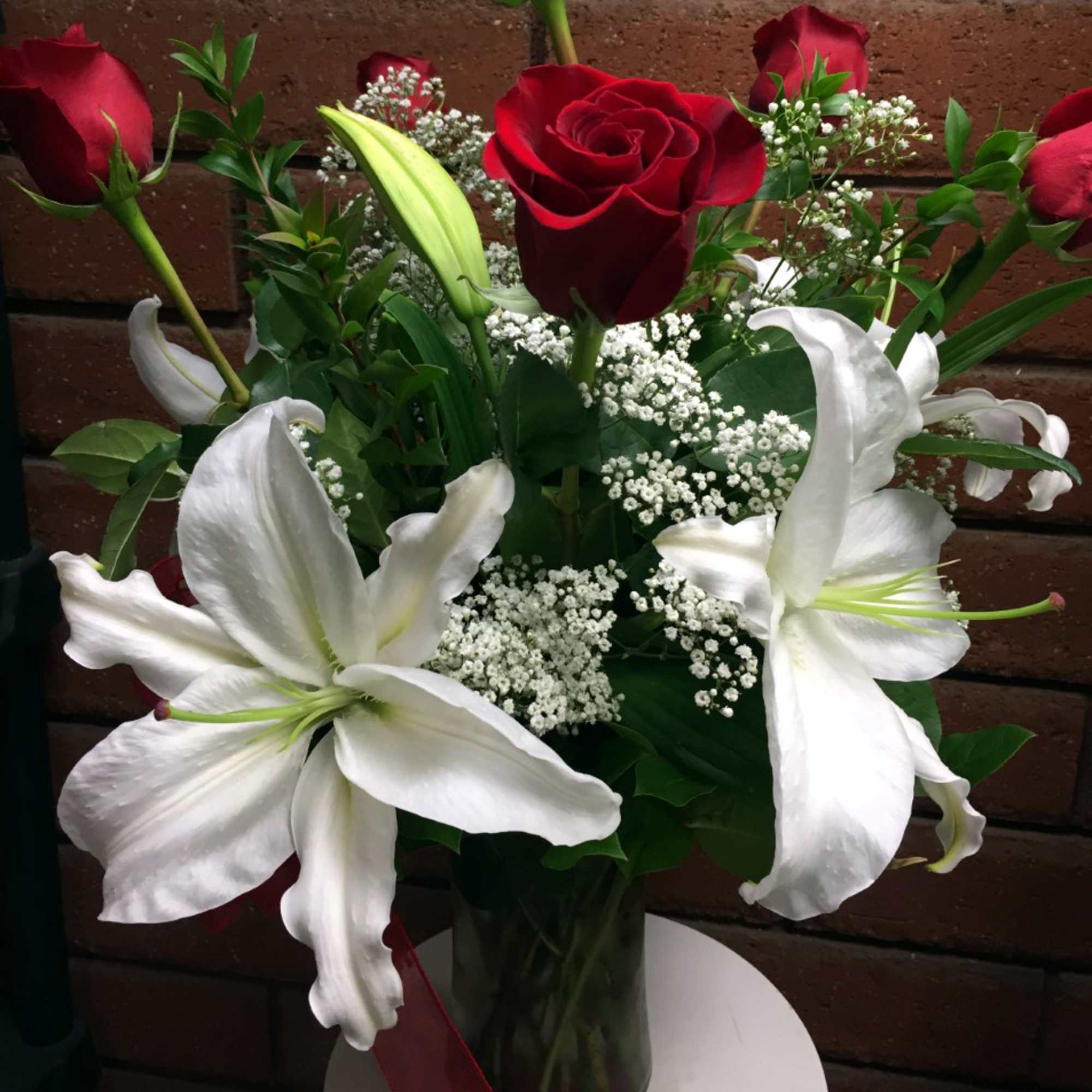 Red roses and white lilies in a glass vase