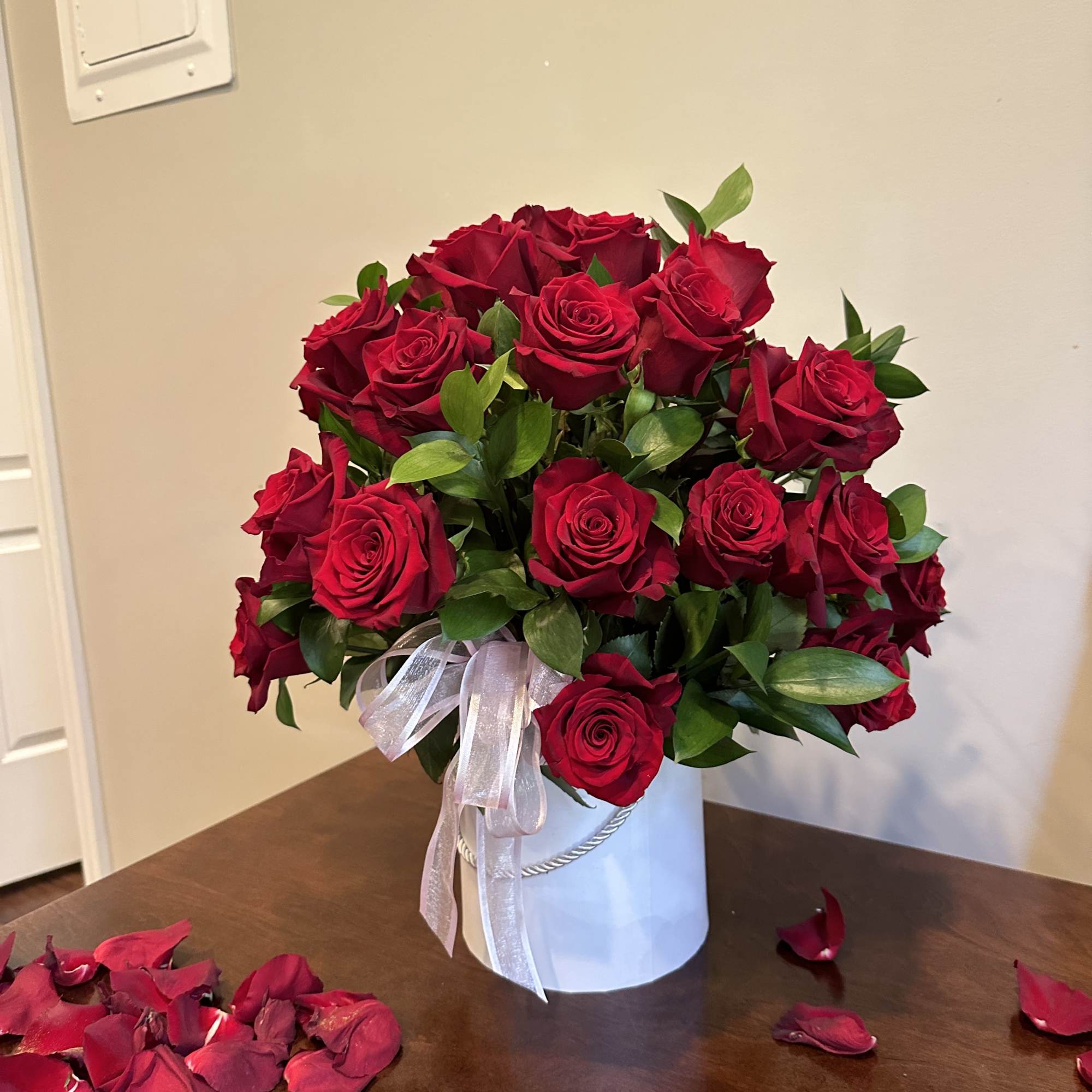 Bouquet of red roses in a white hatbox with a ribbon, photo 2 of 4