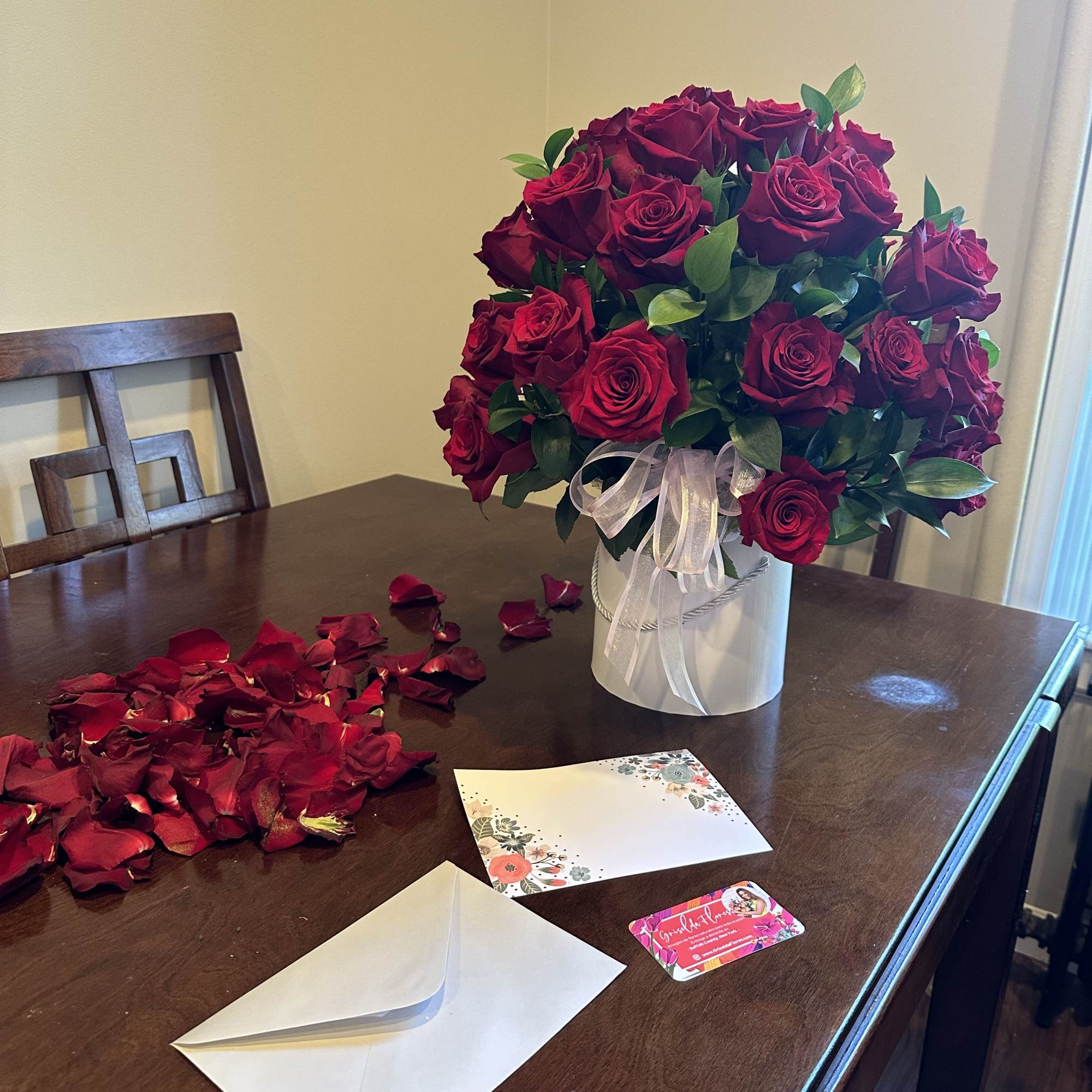Bouquet of red roses in a white hatbox with a ribbon, photo 4 of 4