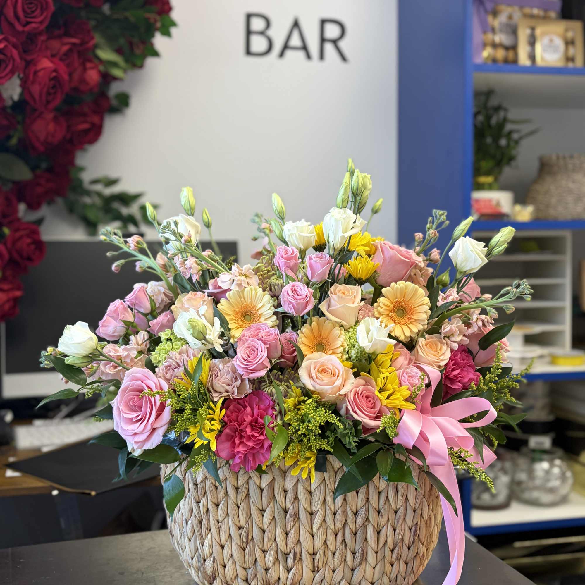 Hermosa canasta de flores en tonos suaves. Algunas flores podr&iacute;an ser sustituidas
