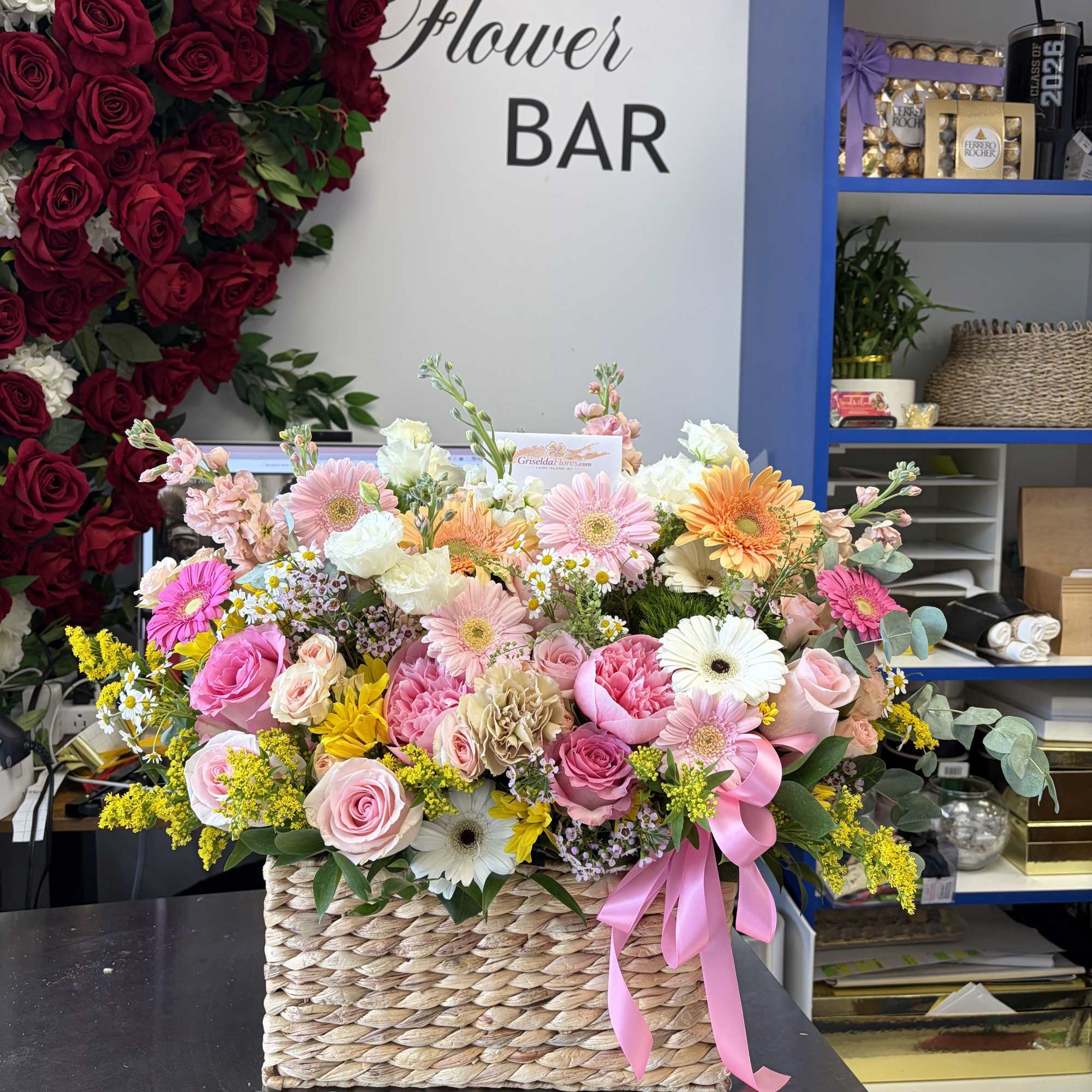 Hermosa canasta de flores en tonos suaves. Algunas flores podr&iacute;an ser sustituidas