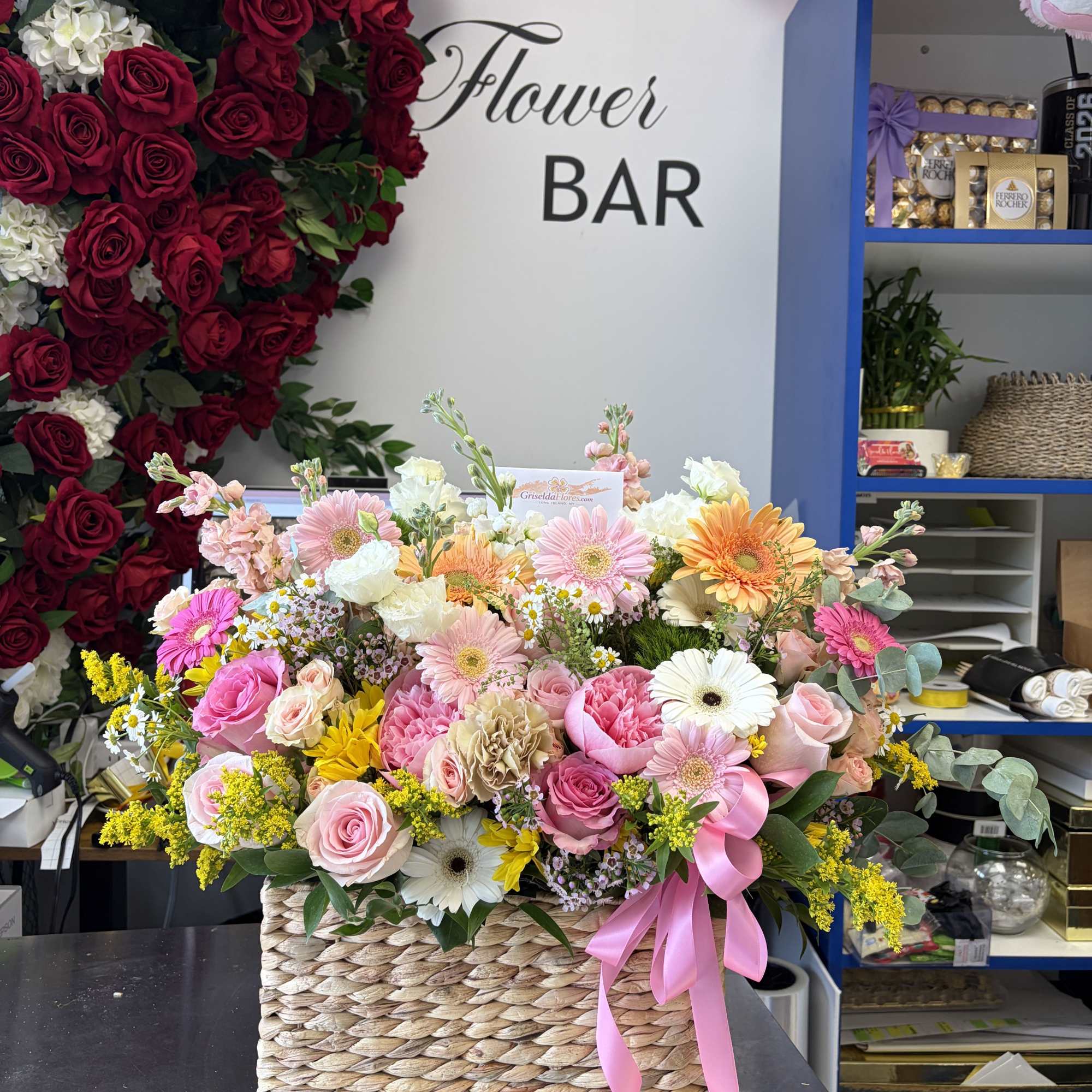 Hermosa canasta de flores en tonos suaves. Algunas flores podr&iacute;an ser sustituidas