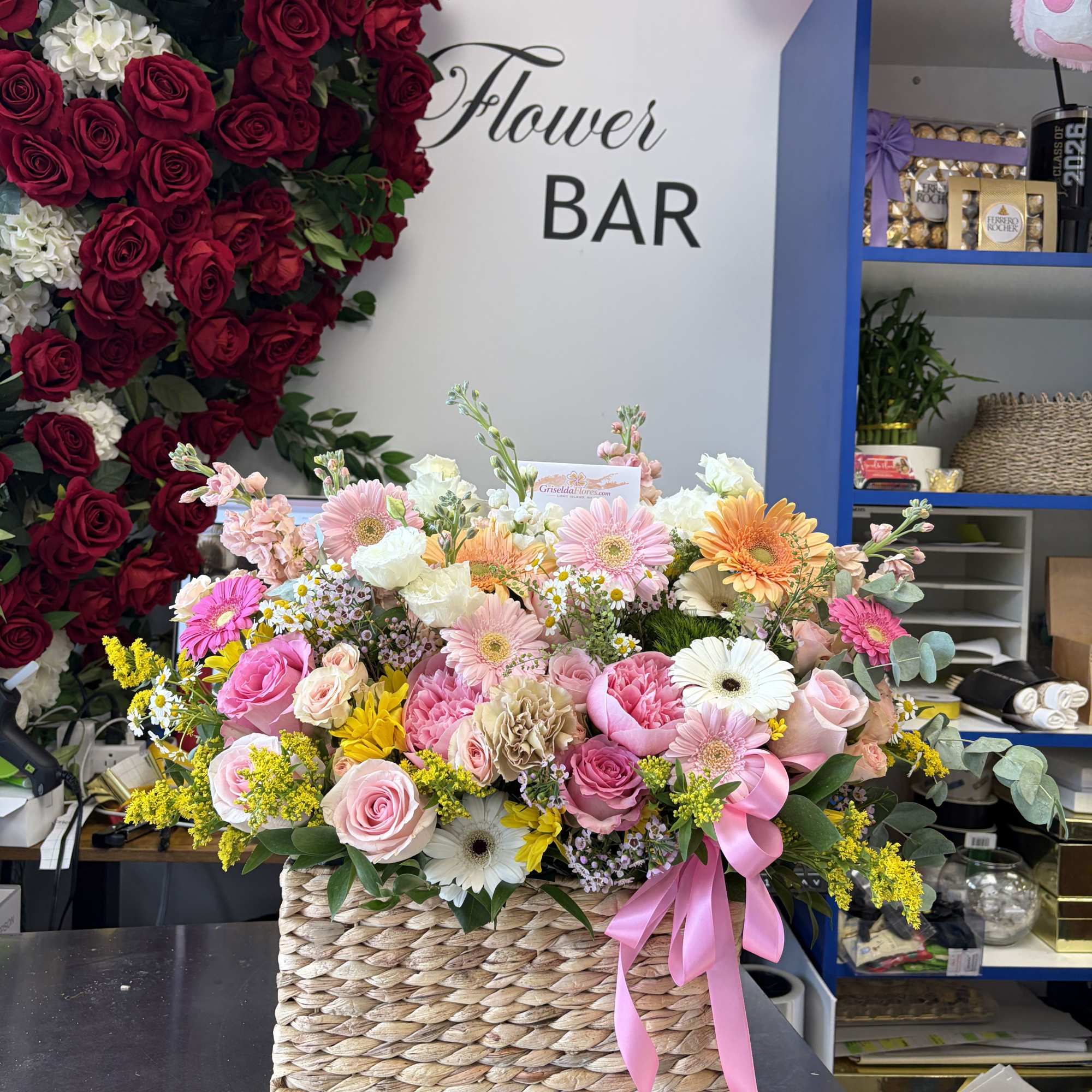 Hermosa canasta de flores en tonos suaves. Algunas flores podr&iacute;an ser sustituidas