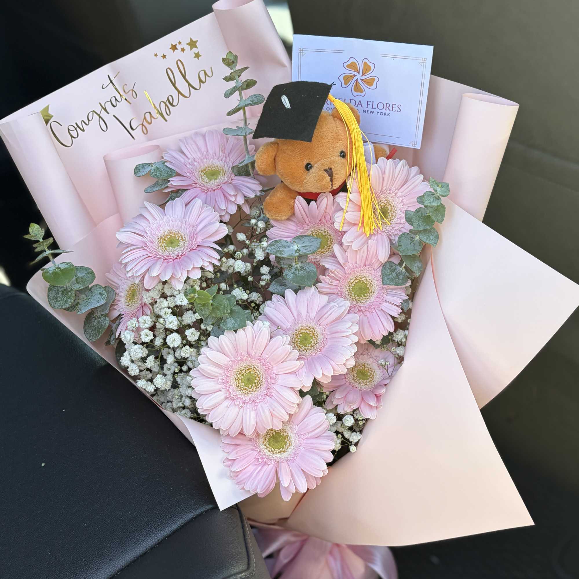 Este es un lindo ramo de flores para graduadas.