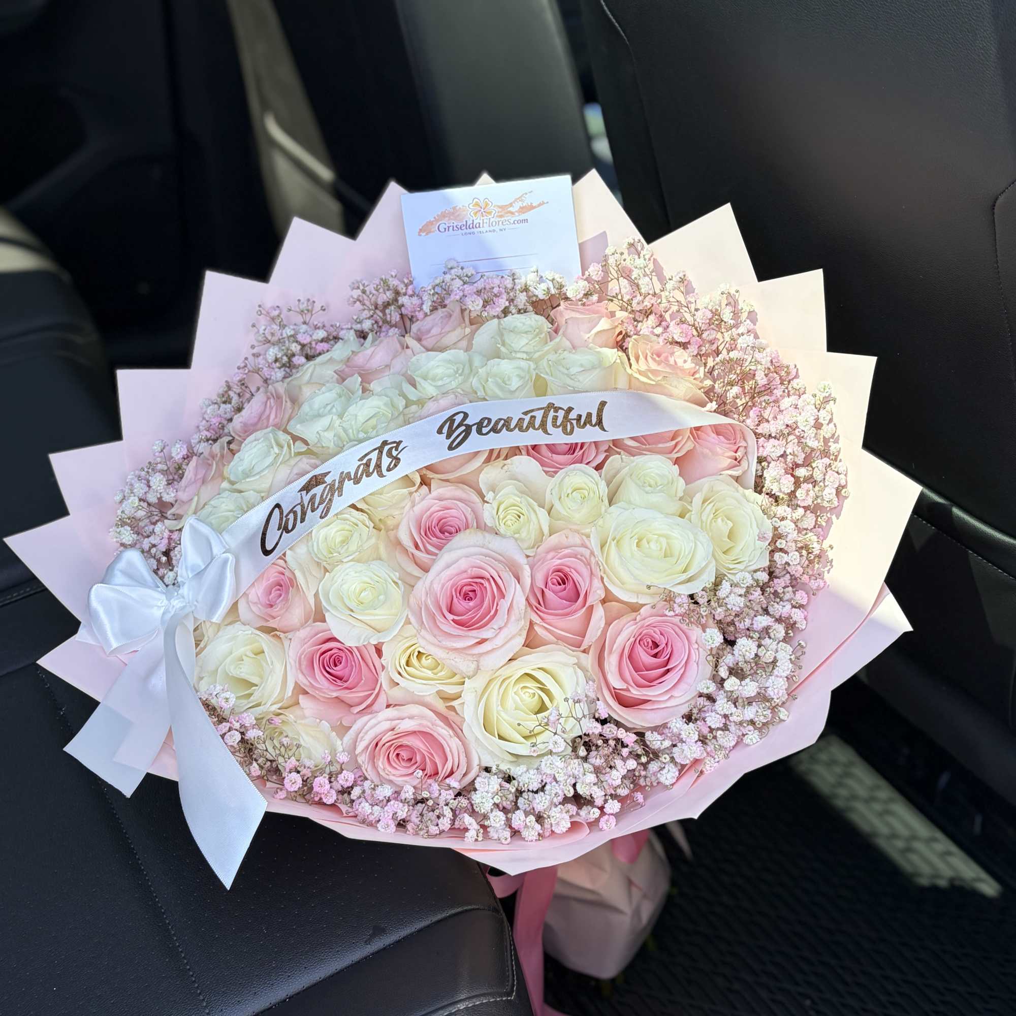 Ramo con 50 rosas (novia y tibet roses), babys breath rosado (pintado
