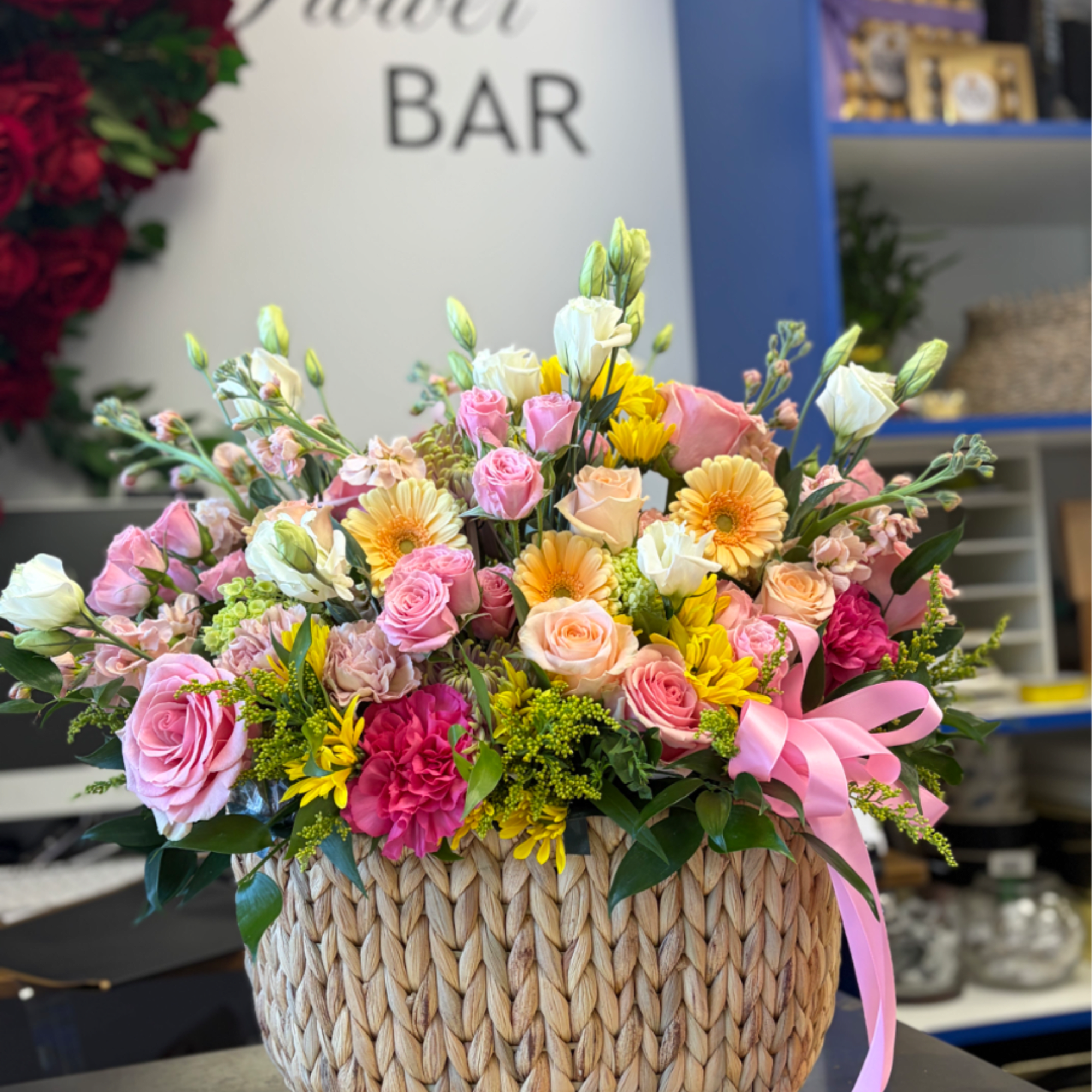 Hermosa canasta de flores en tonos suaves. Algunas flores podr&iacute;an ser sustituidas