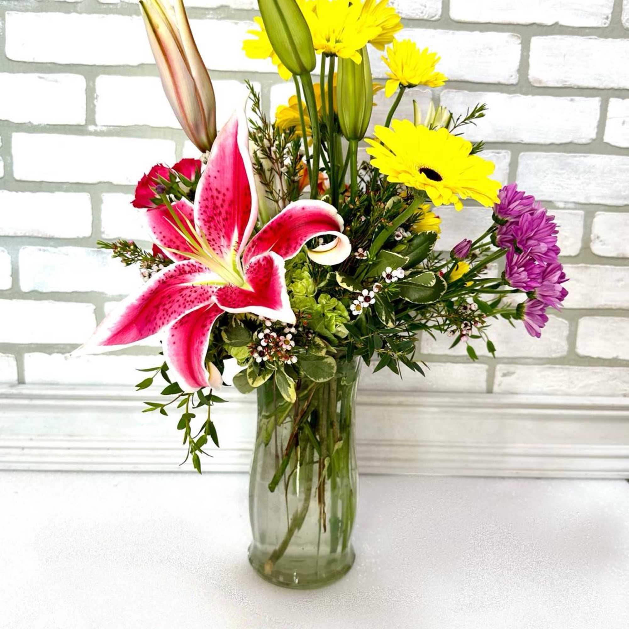 Bringing the garden inside with these fragrant Stargazer lilies paired with hydrangeas