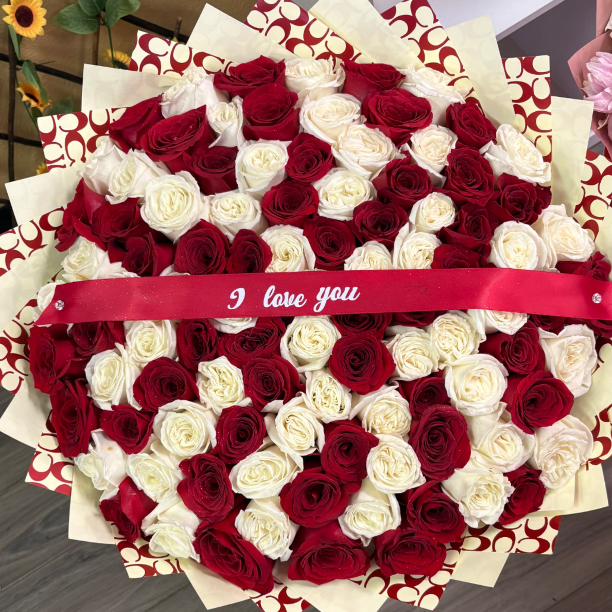 100 count rose bouquet mix
Red &amp; white roses