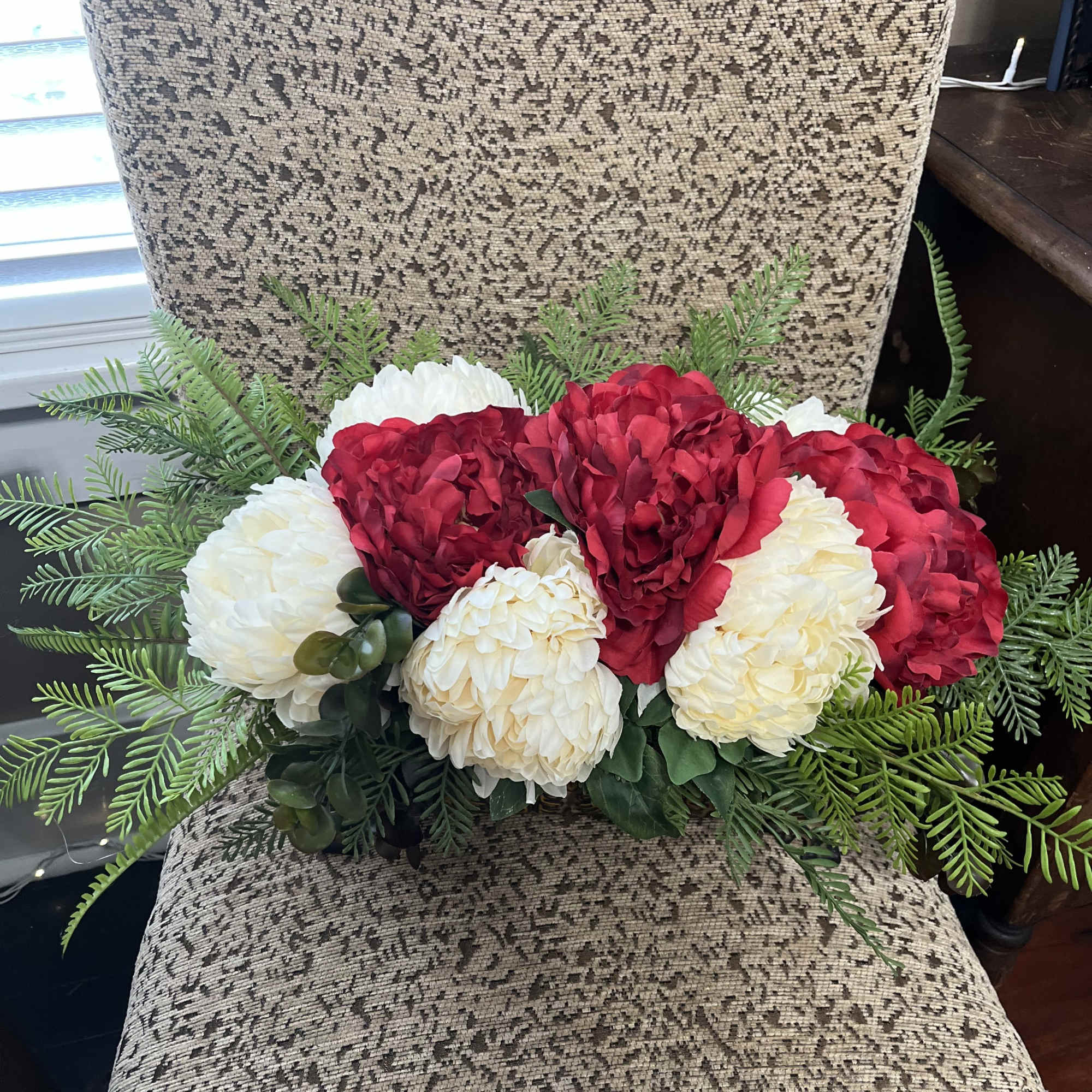 &mdash;-Beautifully designed in a vintage urn.Mixed deep red and white , filler
