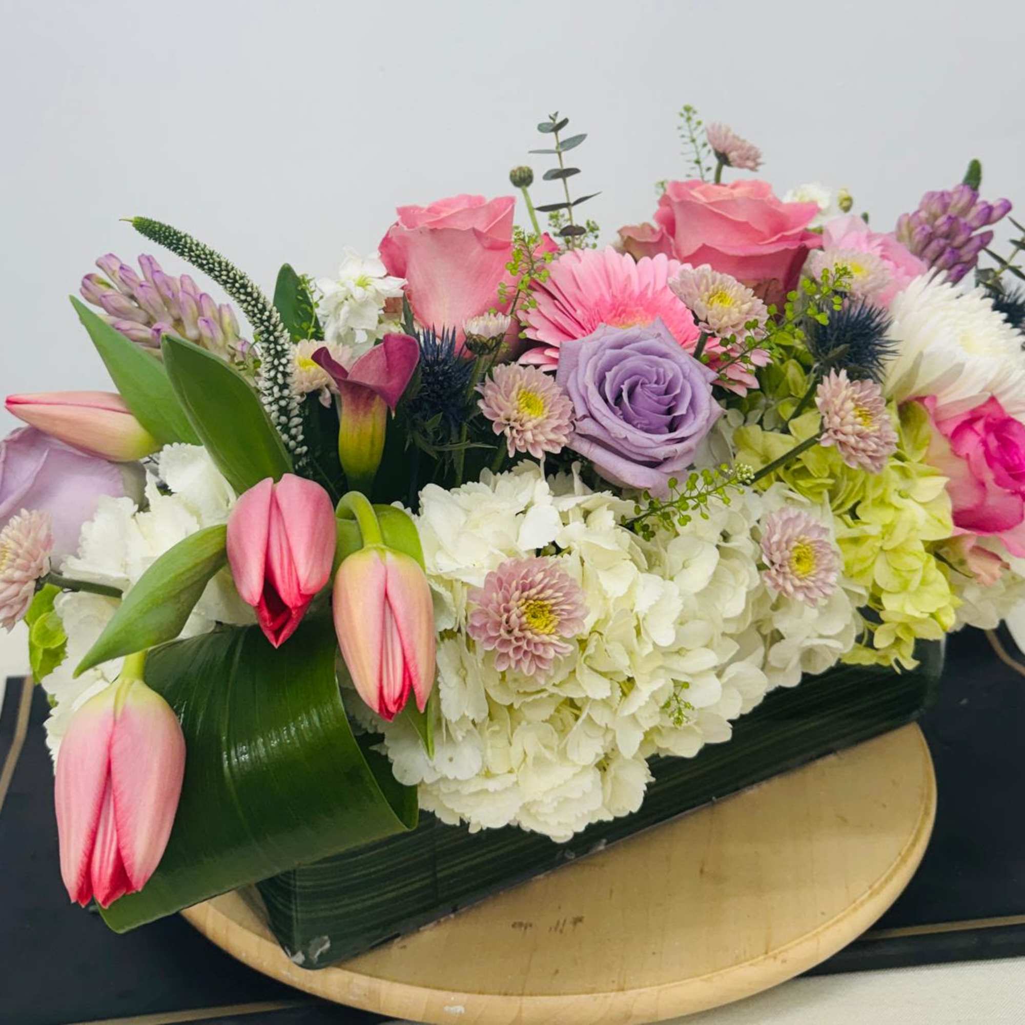 Vase
Roses
Tulips
Hydrangeas
Dusty miller
Differents Flowers
, photo 2 of 3