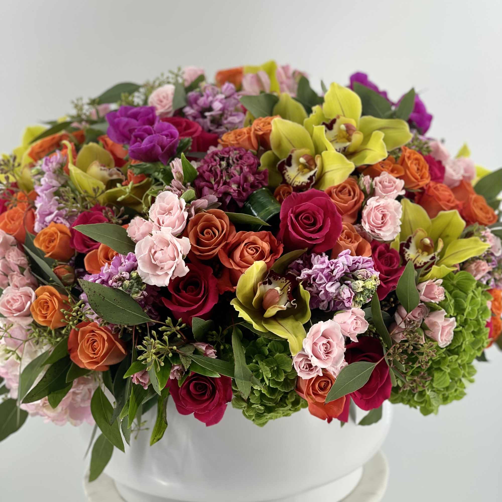 Vase with the mix of colorful and  fresh flowers 

Standard- as