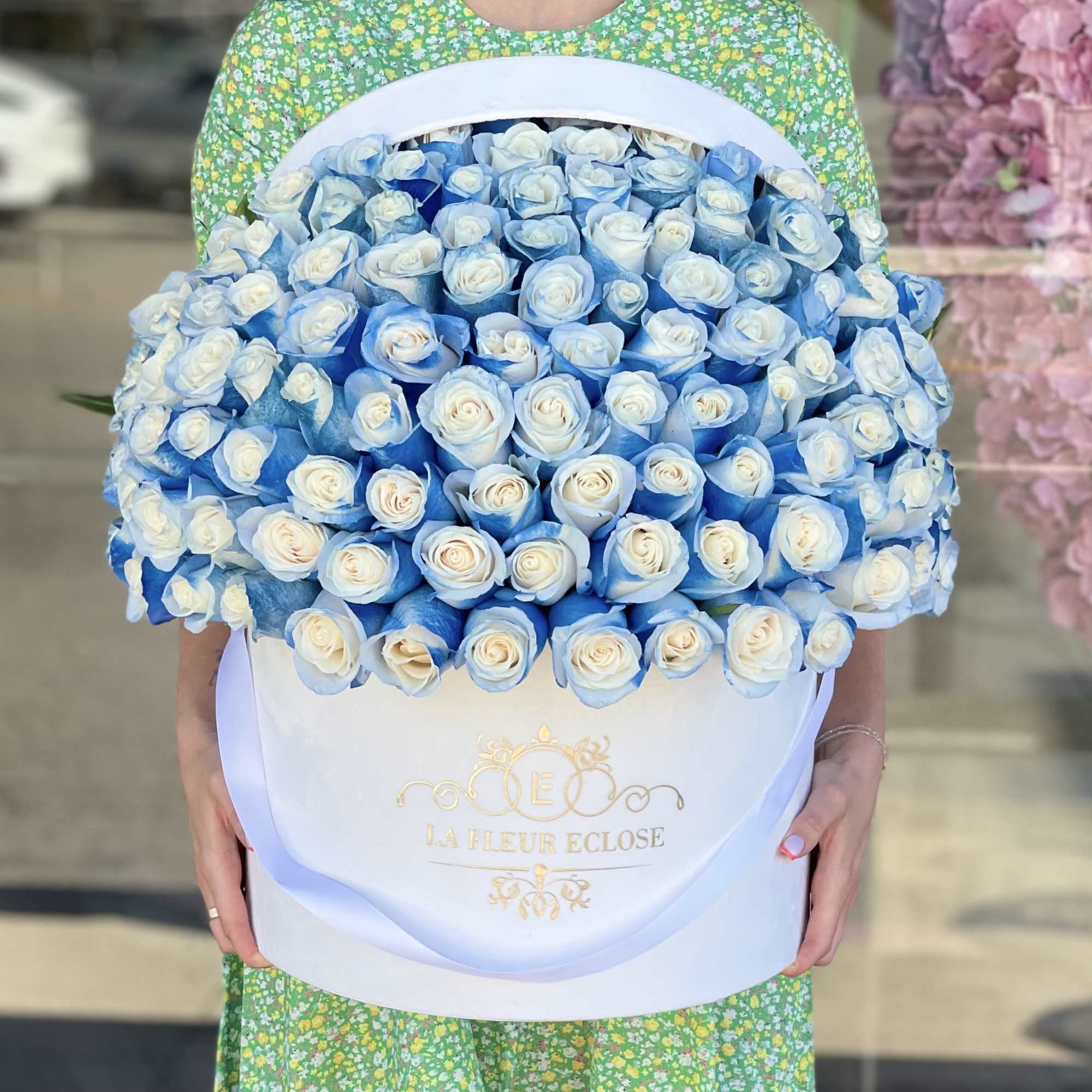 Large bouquet of blue and white roses in a white hat box