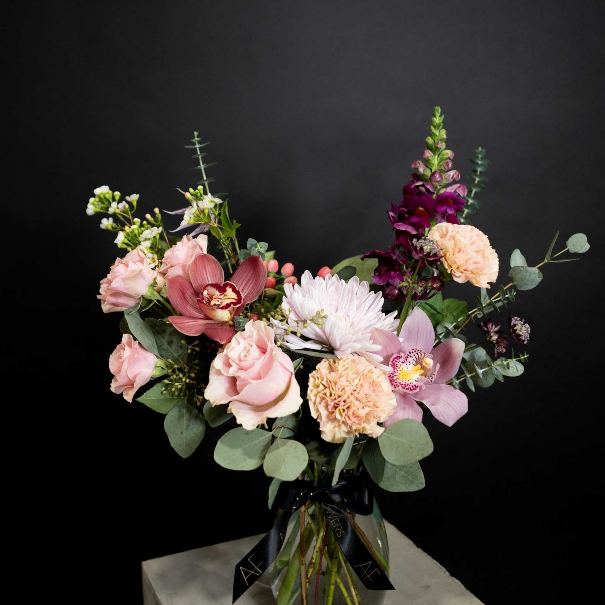 Pink and peach mixed bouquet in a glass vase