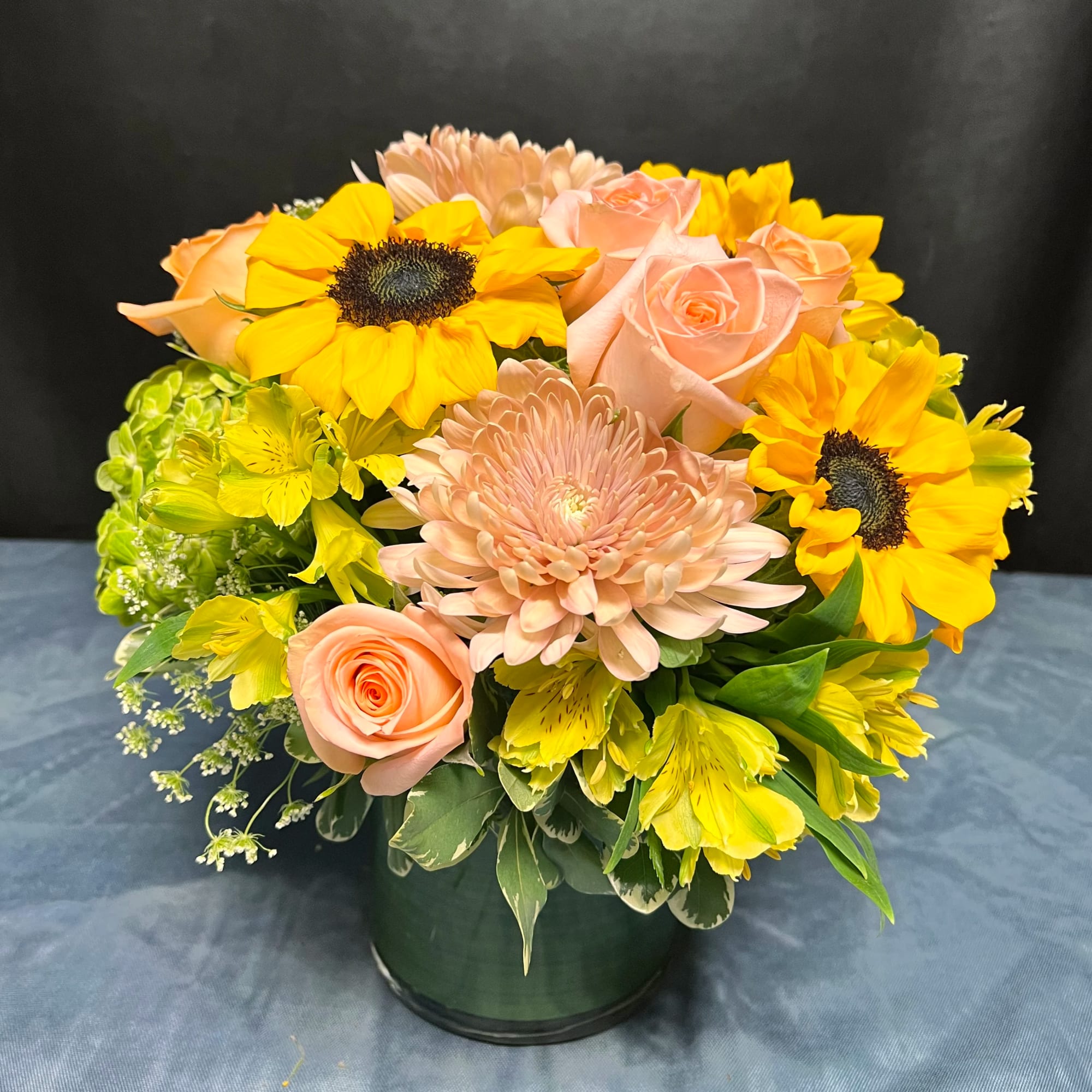 Like the gentle glow of morning, this arrangement radiates warmth and optimism.