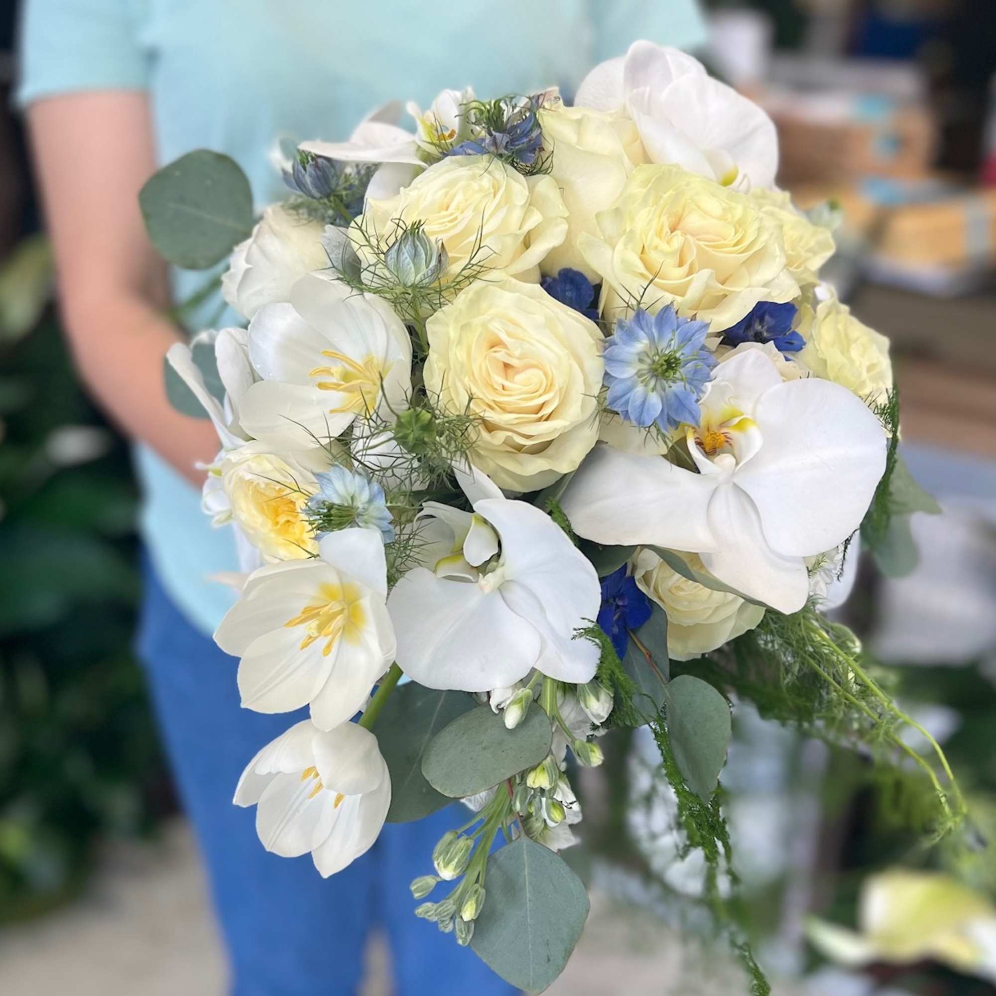 This is a wedding package that included below:
1 Bridal Bouquet
1 Bridesmaid bouquet
1
