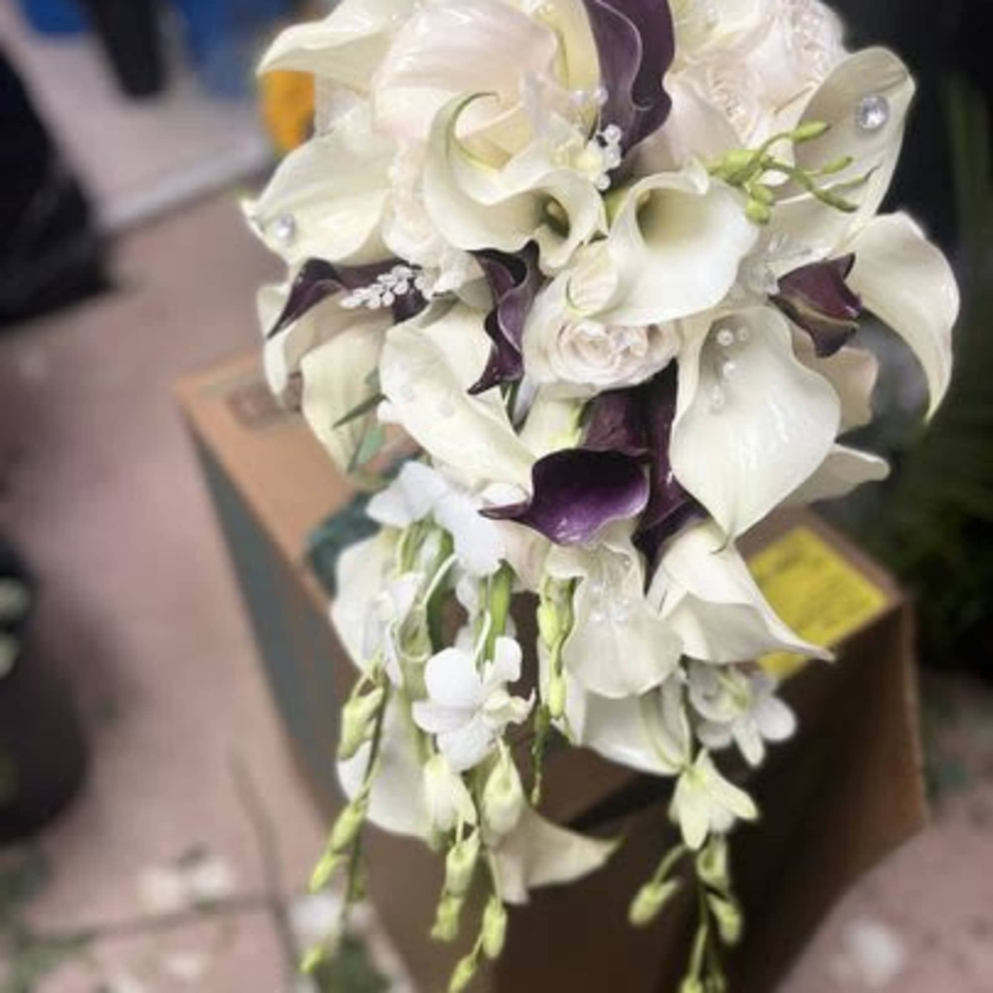 White and purple calla lily bouquet with trailing blooms