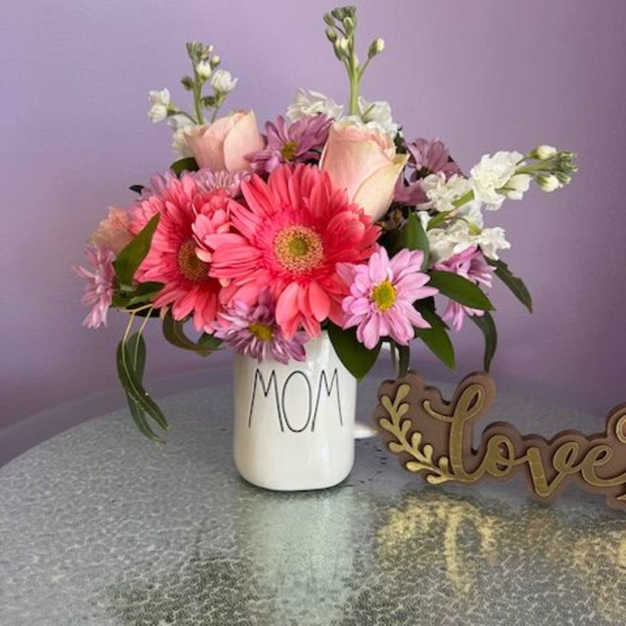 Beautiful arrangement, with pastel colors and fresh