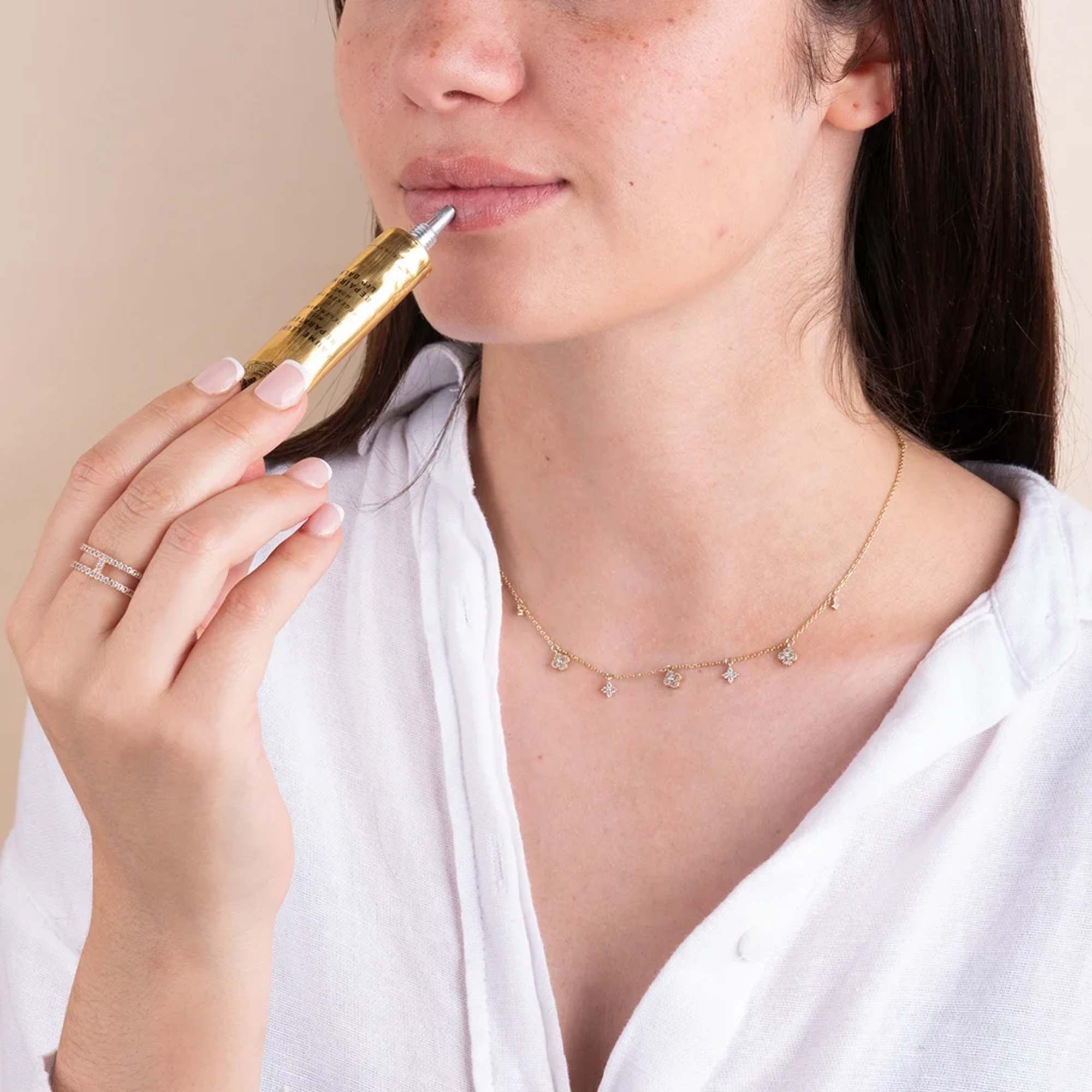 This radiant lip balm, with its delicate floral fragrance, helps reveal the