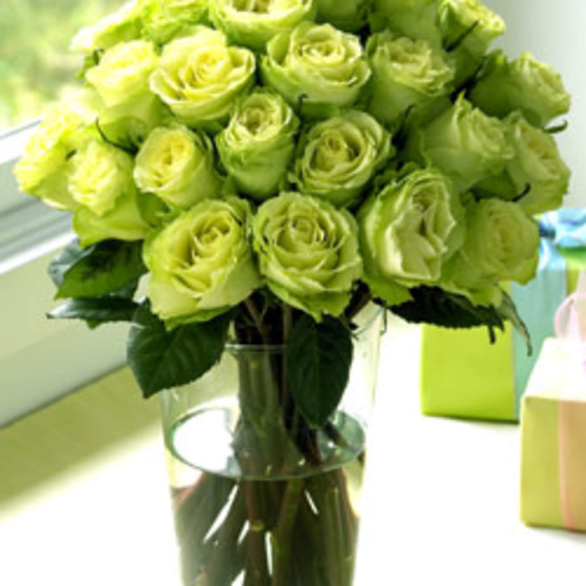 Bouquet of lime green roses in a clear glass vase