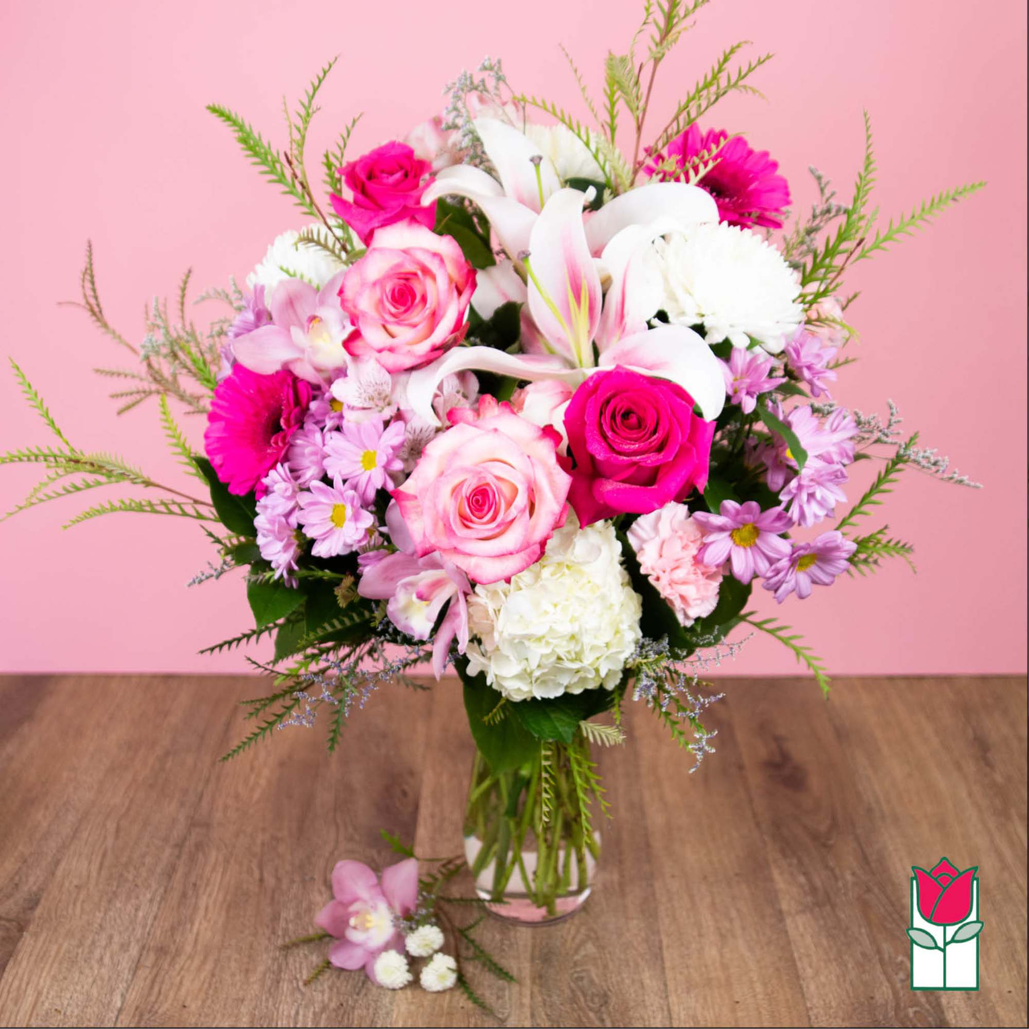 Pink and white mixed bouquet in a glass vase