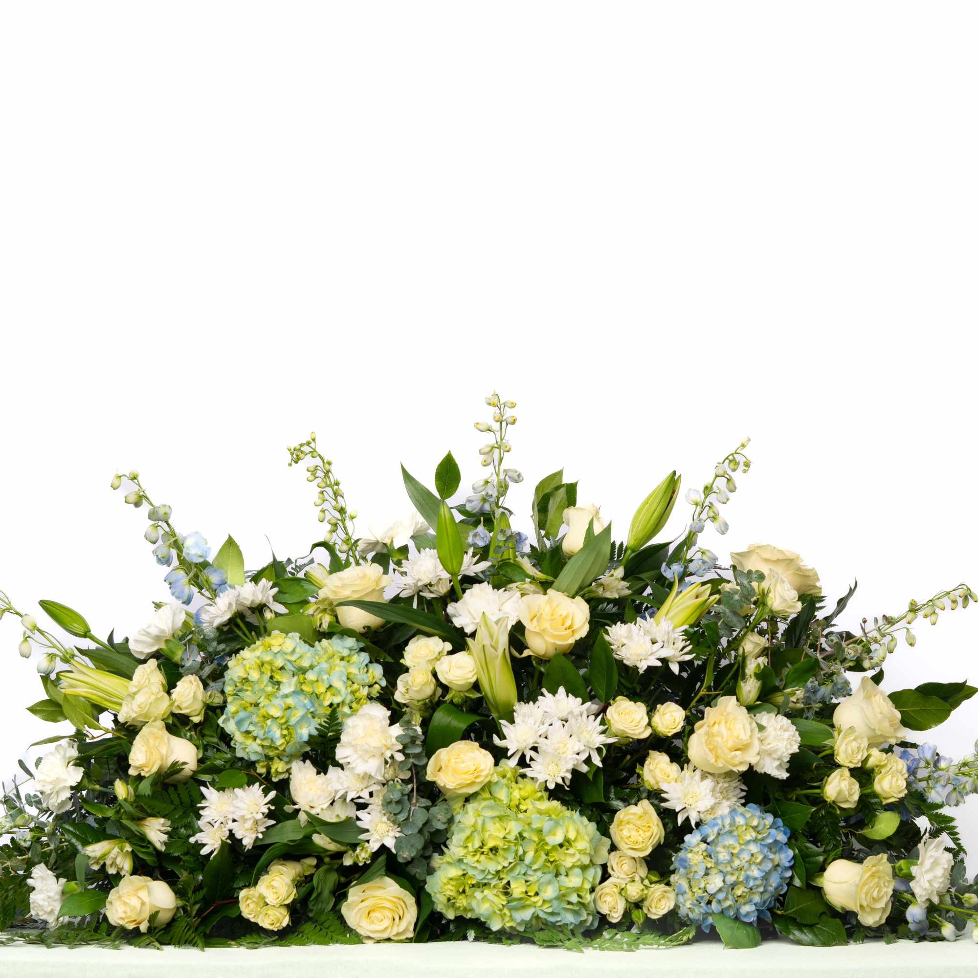 A refined combination of white and blue florals creates a peaceful and