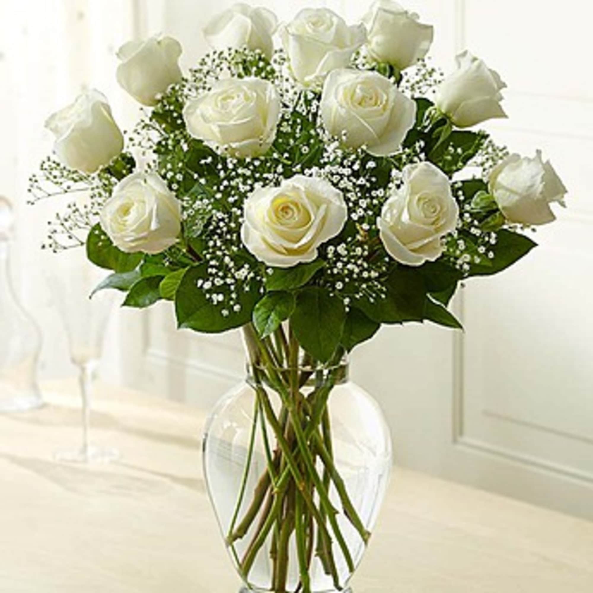 Bouquet of white roses in a clear glass vase