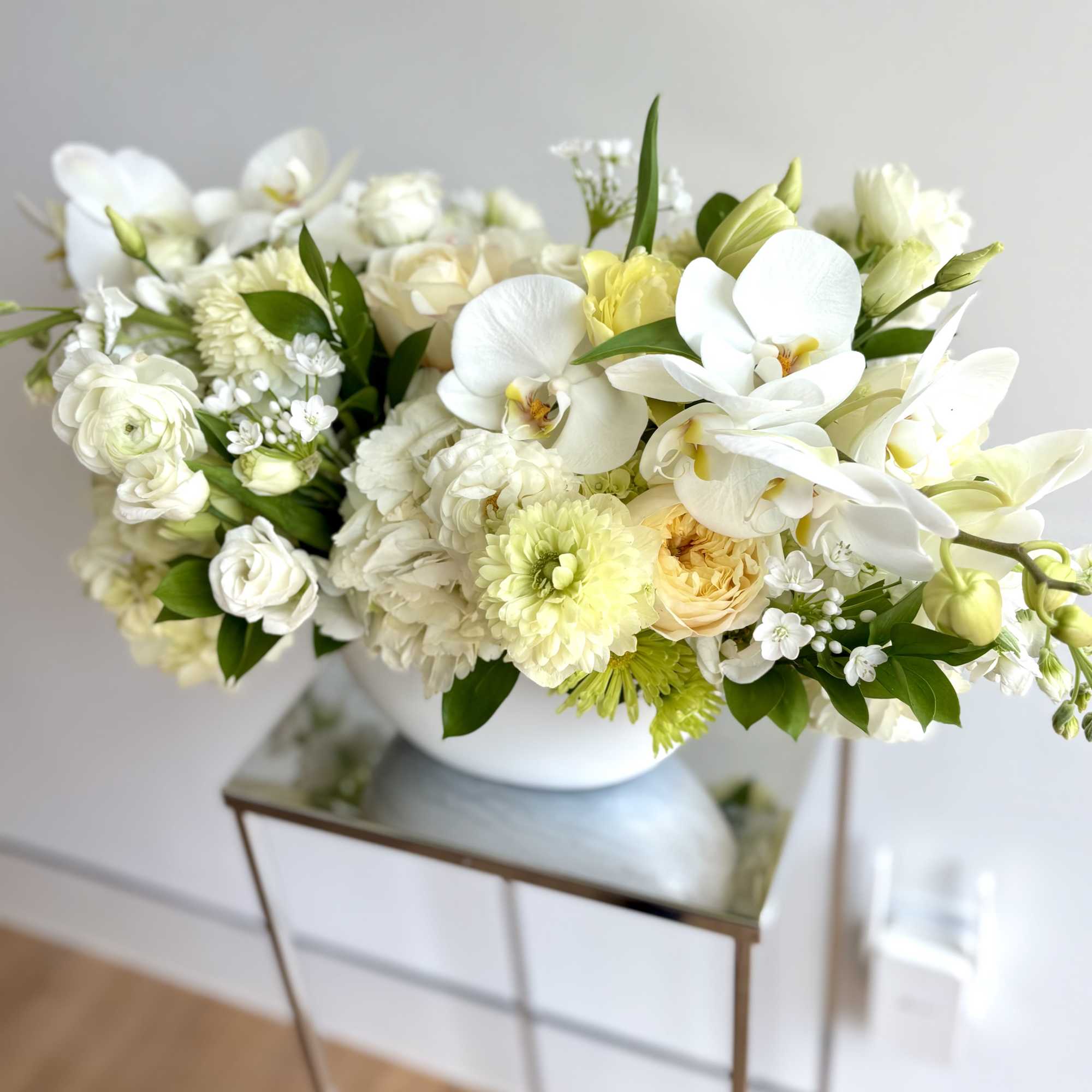 Neutral color tones in this modern and elegant flower arrangement in a