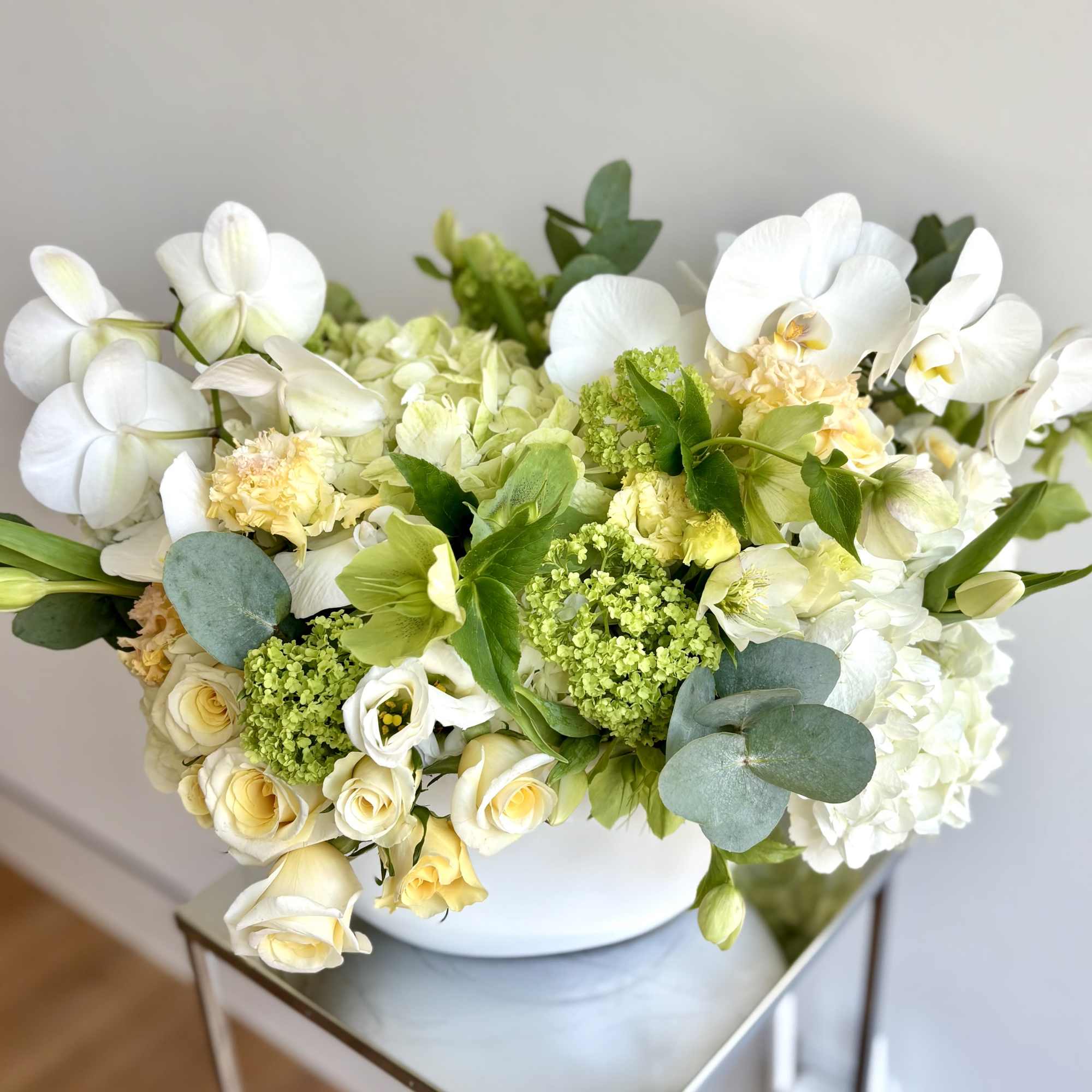 Neutral color tones in this modern and elegant flower arrangement in a